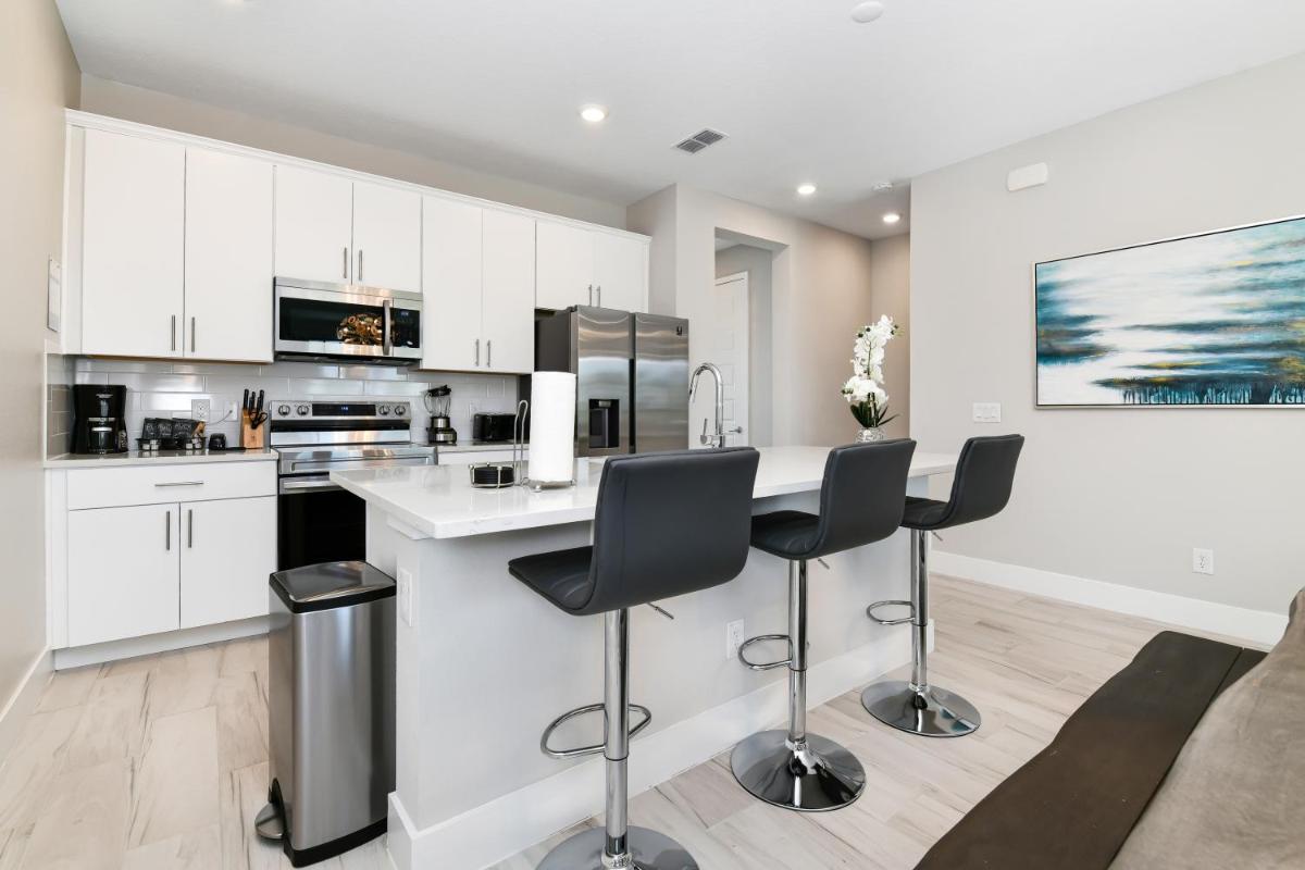 Luxury 3 Bedroom Townhouse with Patio - 768DR view 4