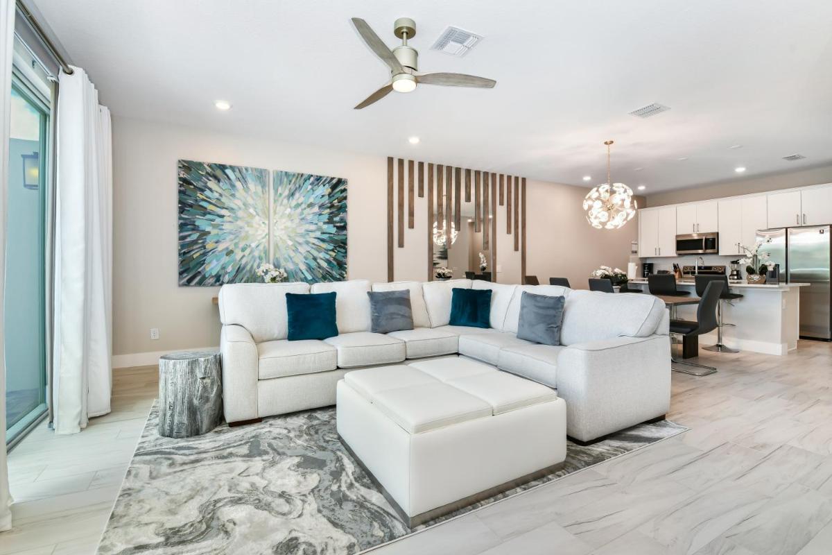 Luxury 3 Bedroom Townhouse with Patio - 768DR view 5