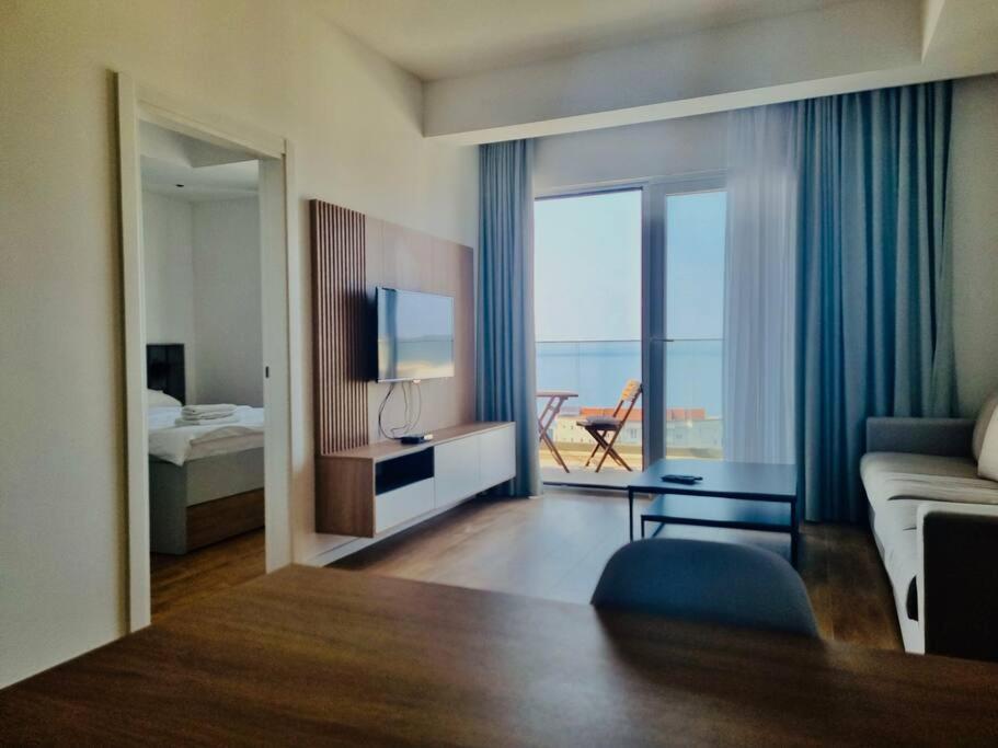 Lovely Partial Sea View one bedroom flat in Horizon Residences A22
