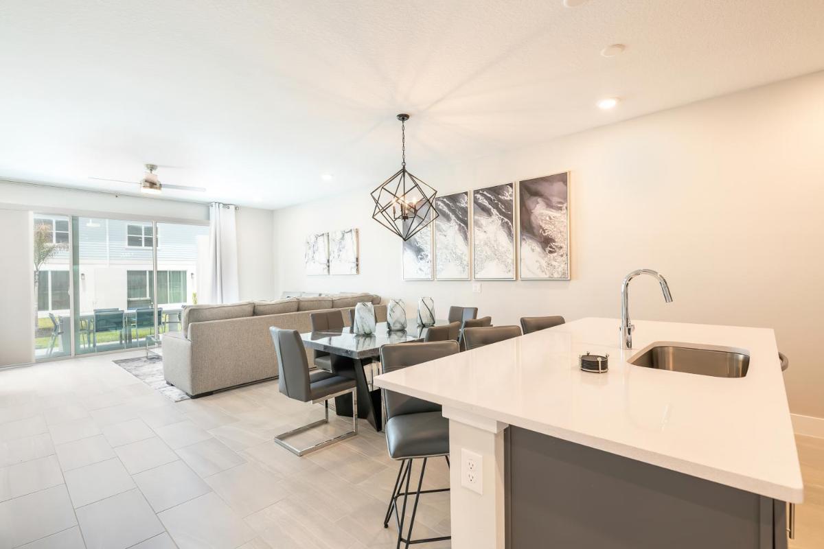 Luxury 3 Bedroom Townhouse with Patio - 7917DS view 4