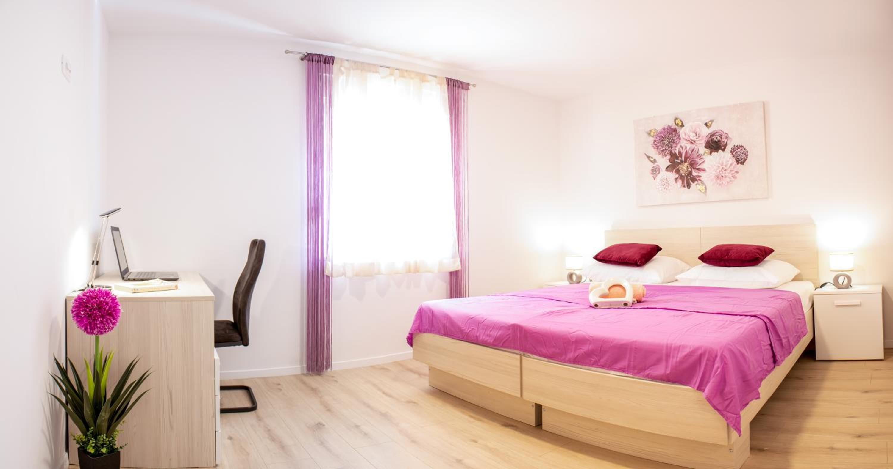 Julia's beautiful apartment for 6 with parking view 3