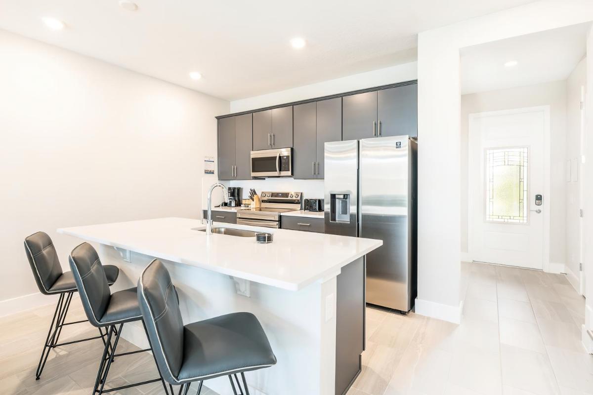 Luxury 3 Bedroom Townhouse with Patio - 7917DS view 5