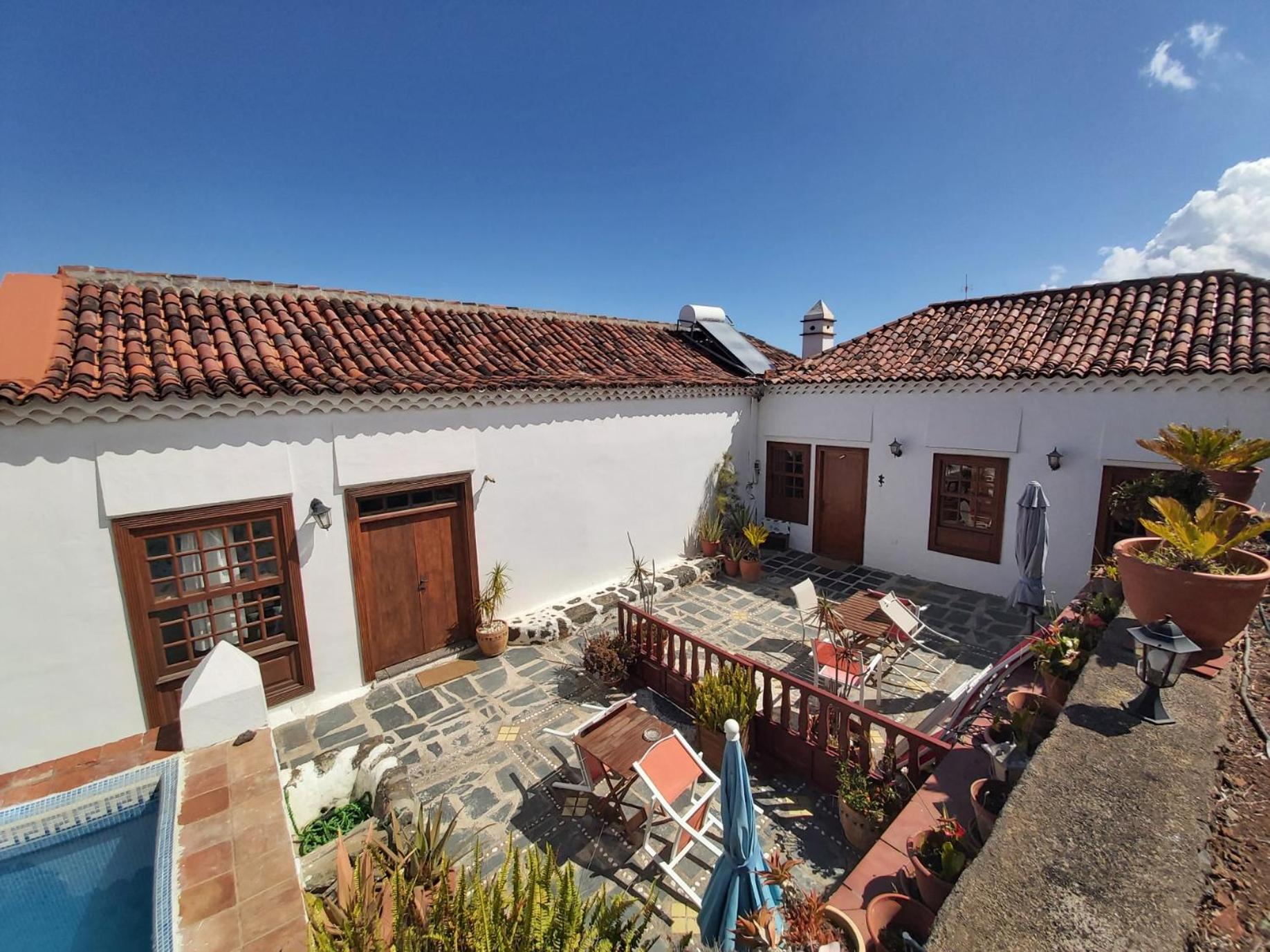 Villa-Sleeps4-Parking-Garden-Pool-NearAirport photo 4