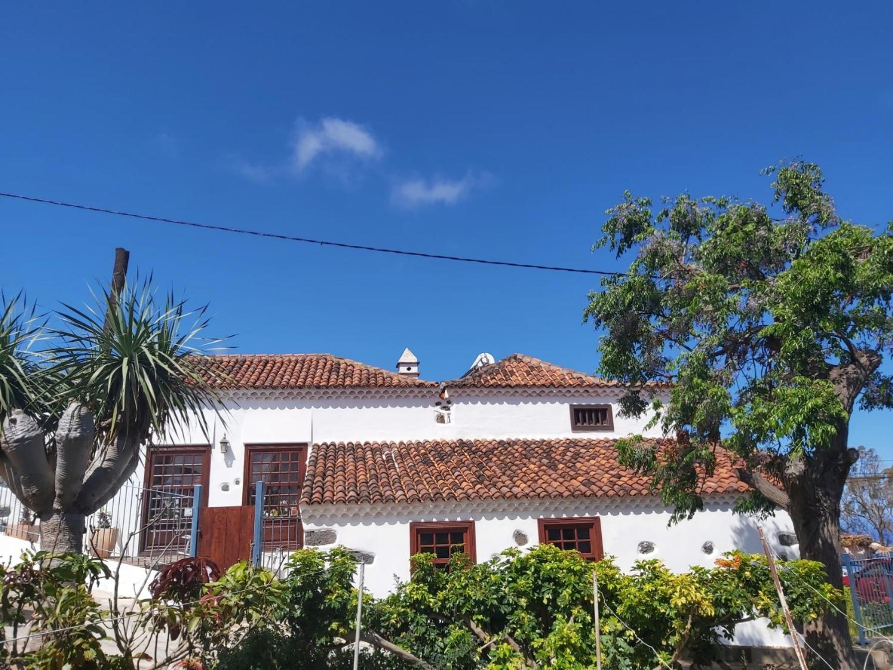 Villa-Sleeps4-Parking-Garden-Pool-NearAirport photo 2