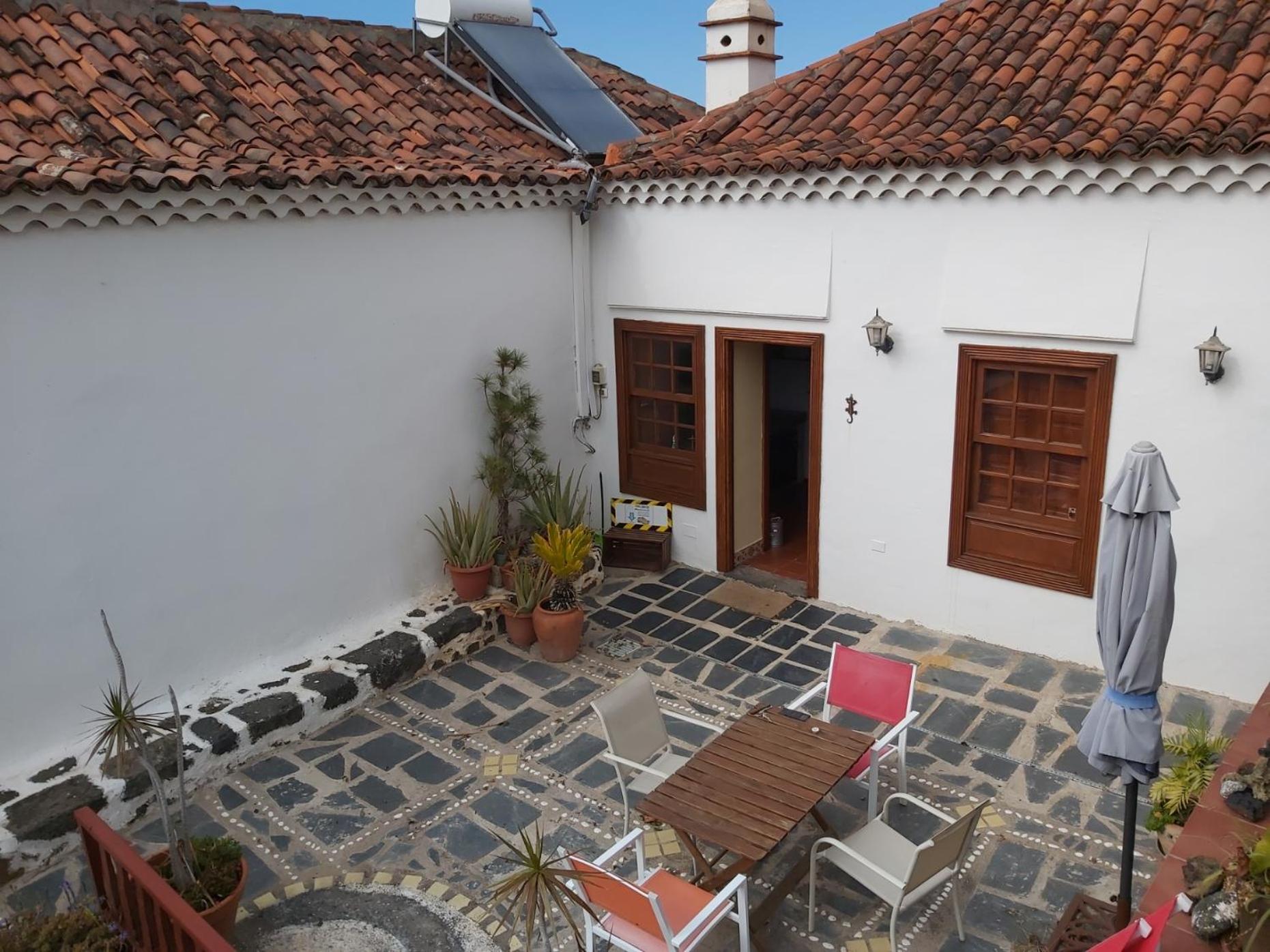 Villa-Sleeps4-Parking-Garden-Pool-NearAirport photo 5