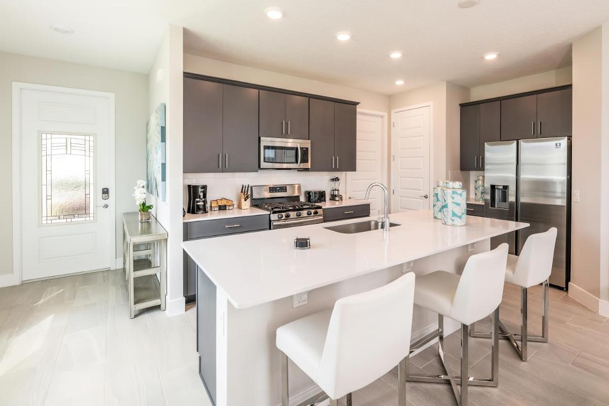 Luxury 3 Bedroom Townhouse with Patio - 824DR view 4