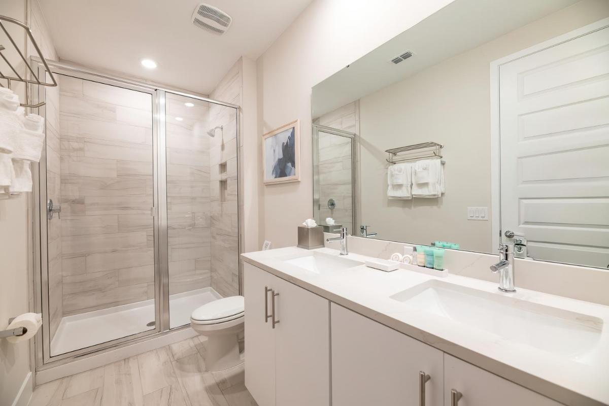 Luxury 3 Bedroom Townhouse with Patio - 7925DS view 4