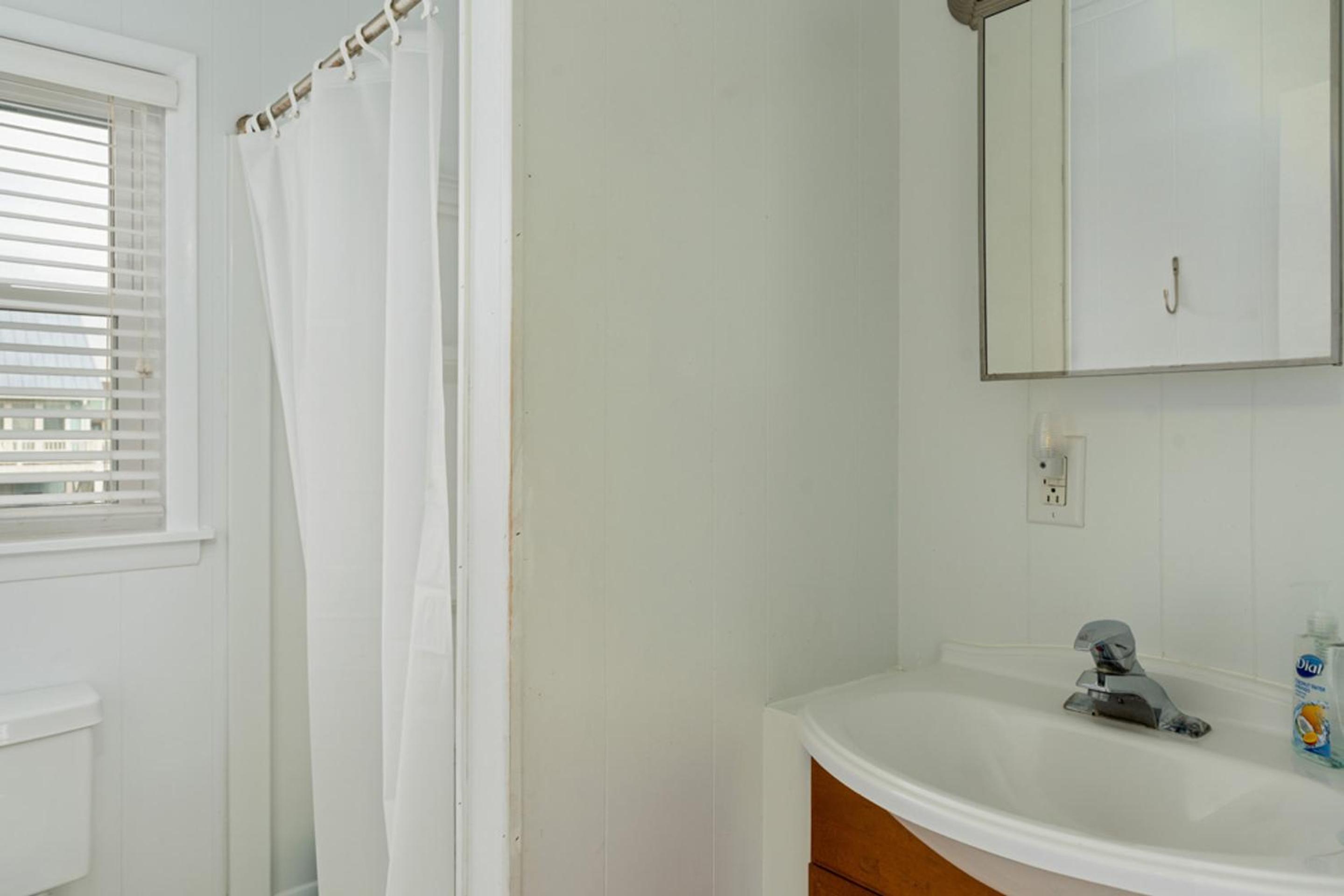 Admirals Quarters by Oak Island Accommodations view 3