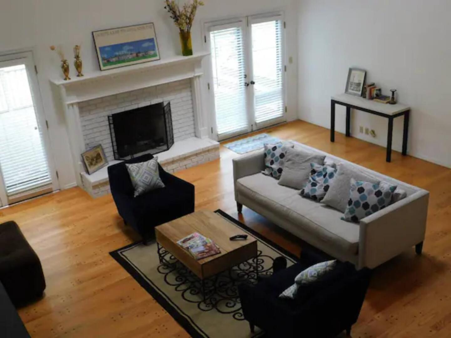 Office + 5 BR, Movie Theater , Creve Coeur -10 Sleep surface view 5