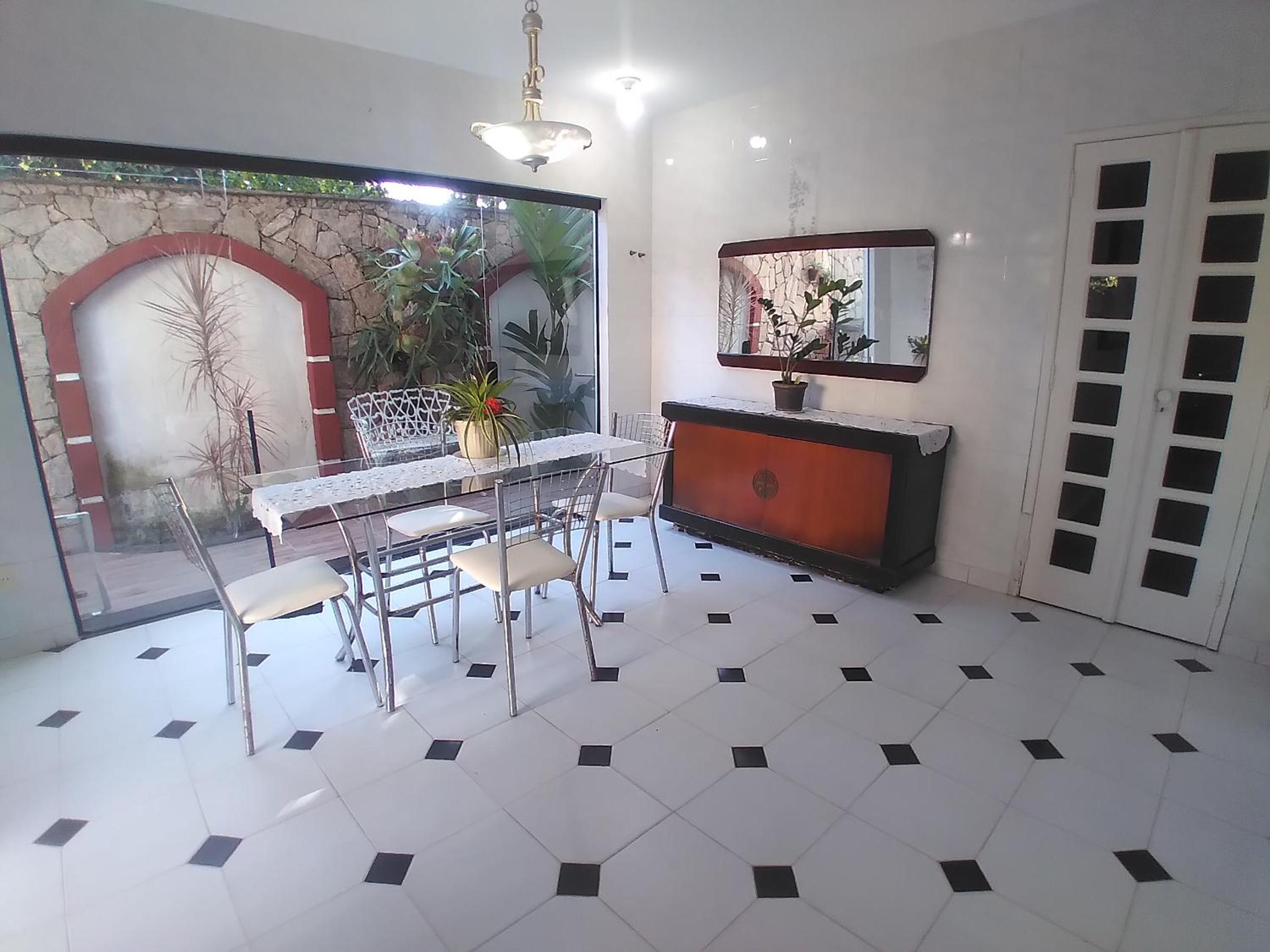 Casa de novela , Sol e piscina