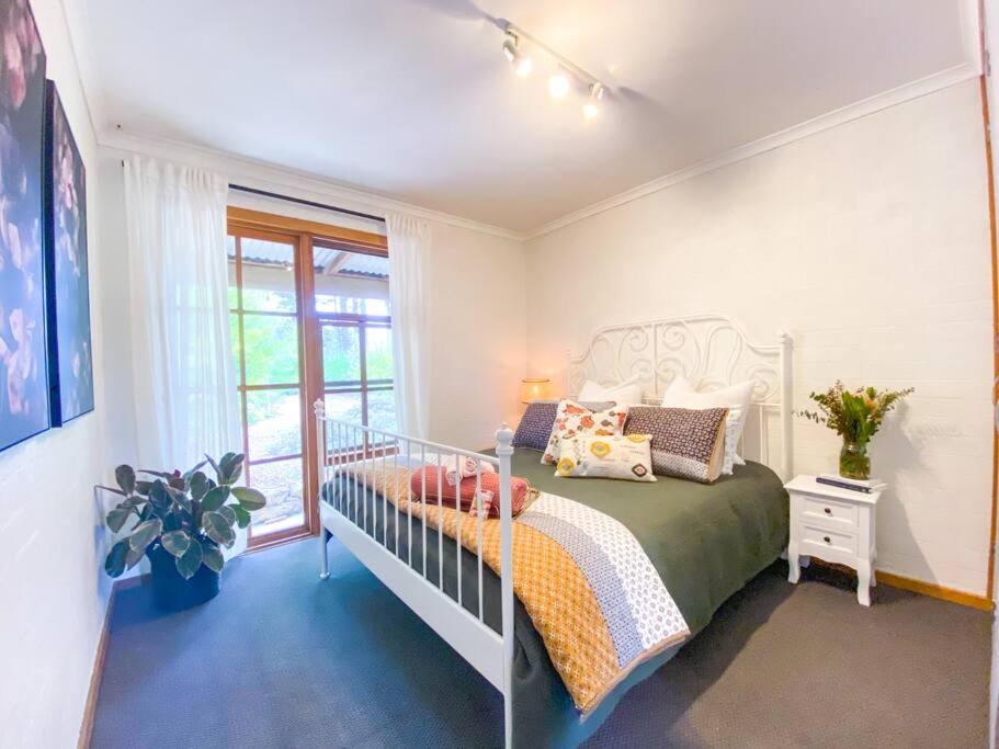 The Pine Tree Cottage - Charming cottage close to Canberra