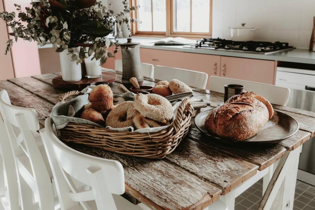 The Pine Tree Cottage - Charming cottage close to Canberra