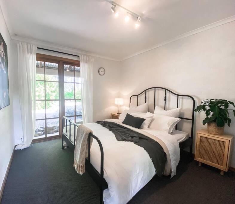 The Pine Tree Cottage - Charming cottage close to Canberra