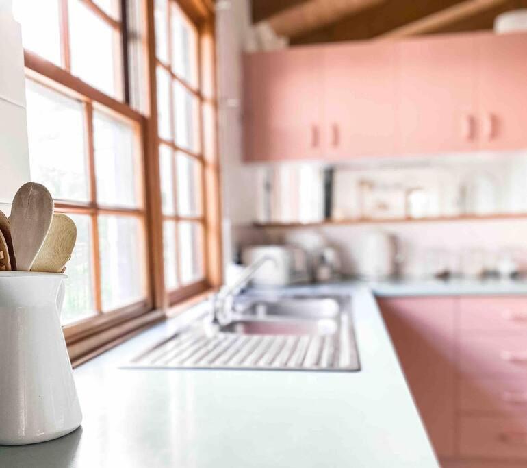 The Pine Tree Cottage - Charming cottage close to Canberra