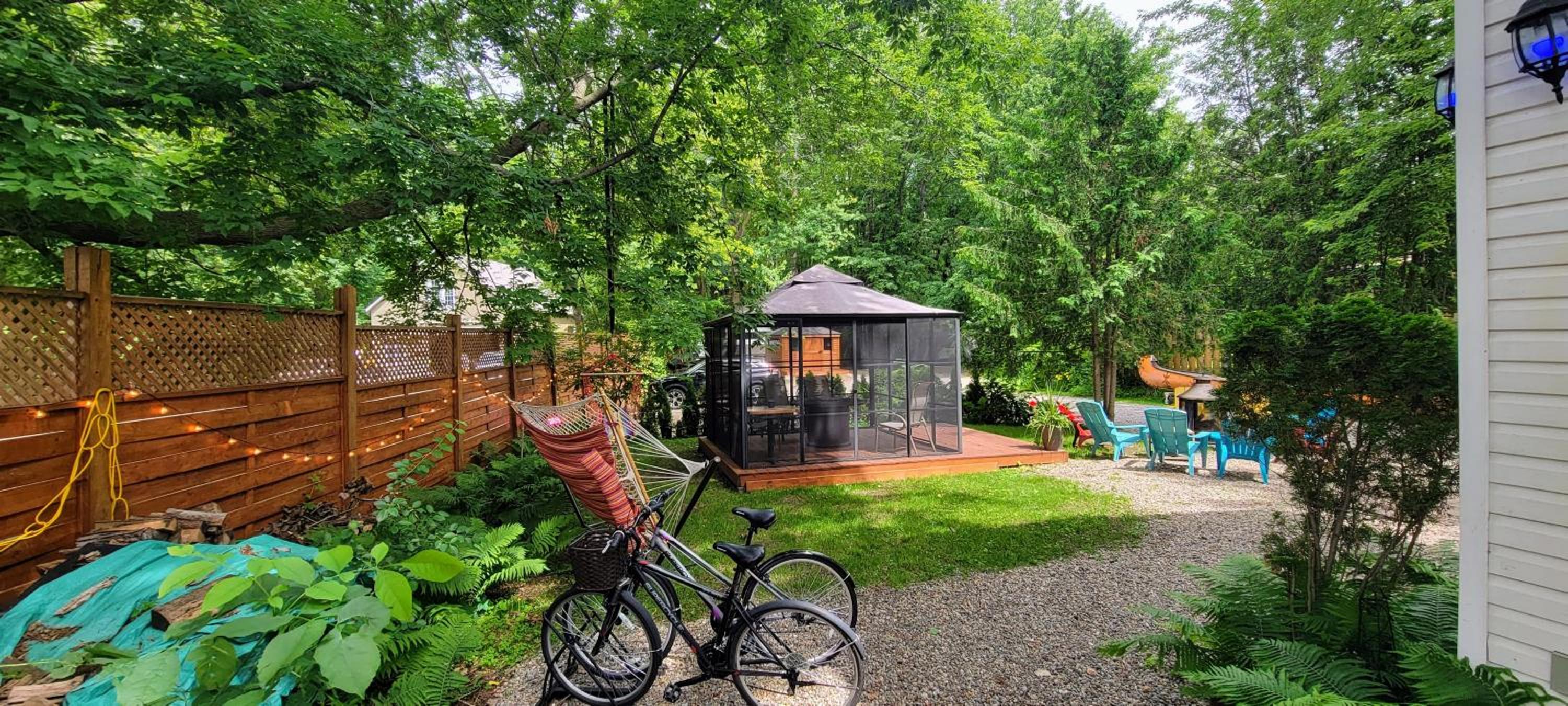 Kokomo INN Bed and Breakfast Ottawa-Gatineau's Only Tropical Riverfront B&B on the National Capital Cycling Pathway Route Verte #1 - for Adults Only - Cham
