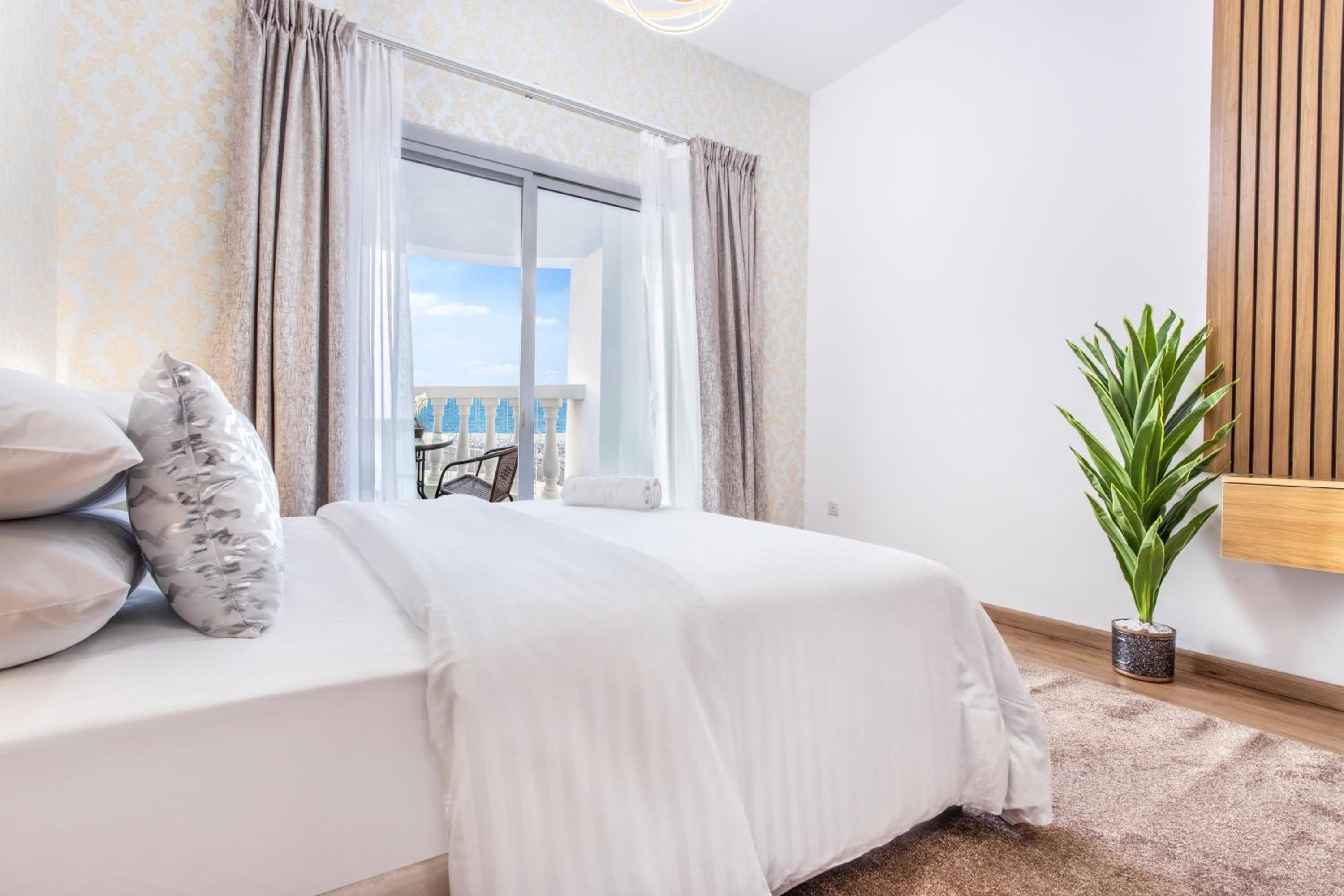Live and experience a stunning Sea View Studio