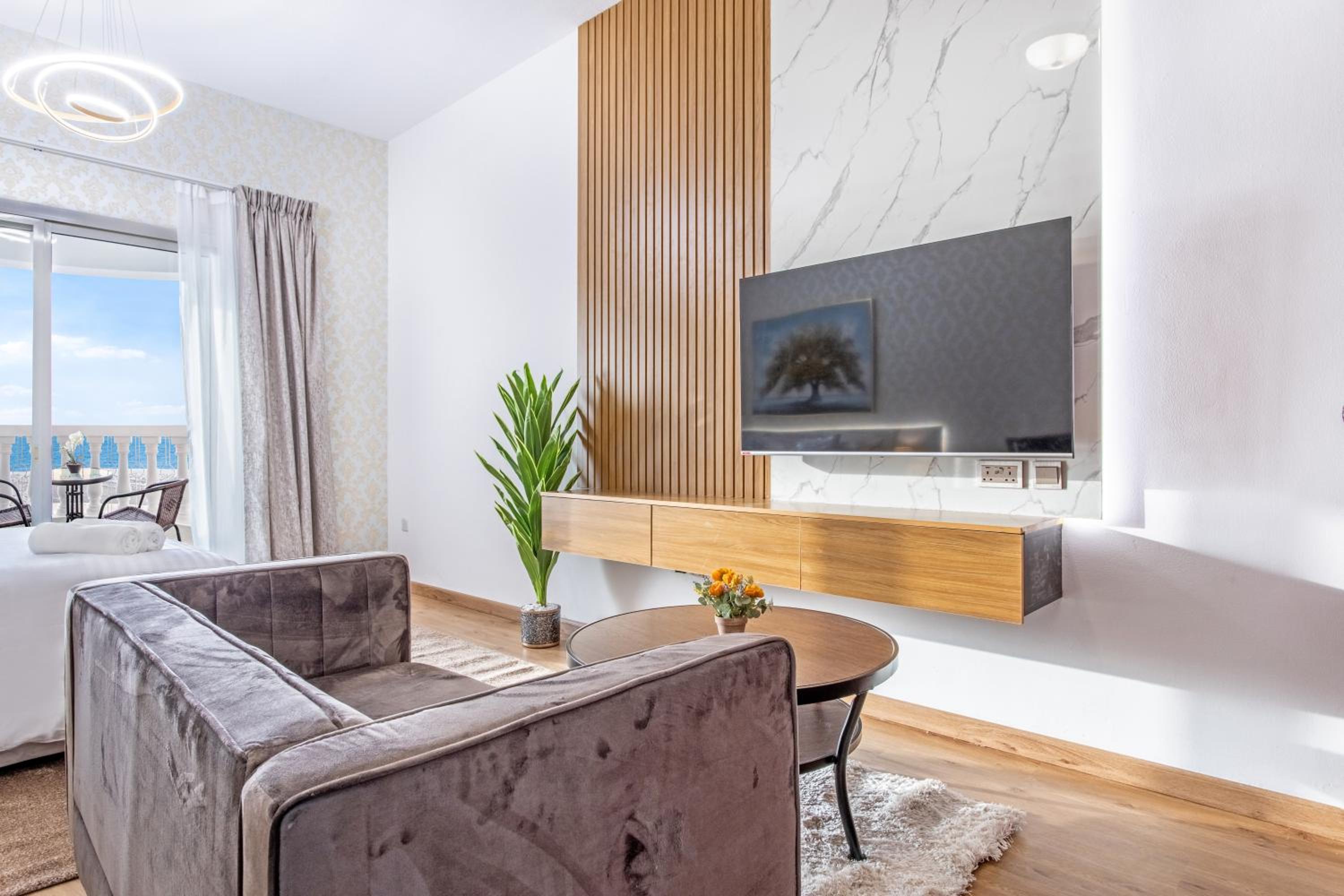 Live and experience a stunning Sea View Studio