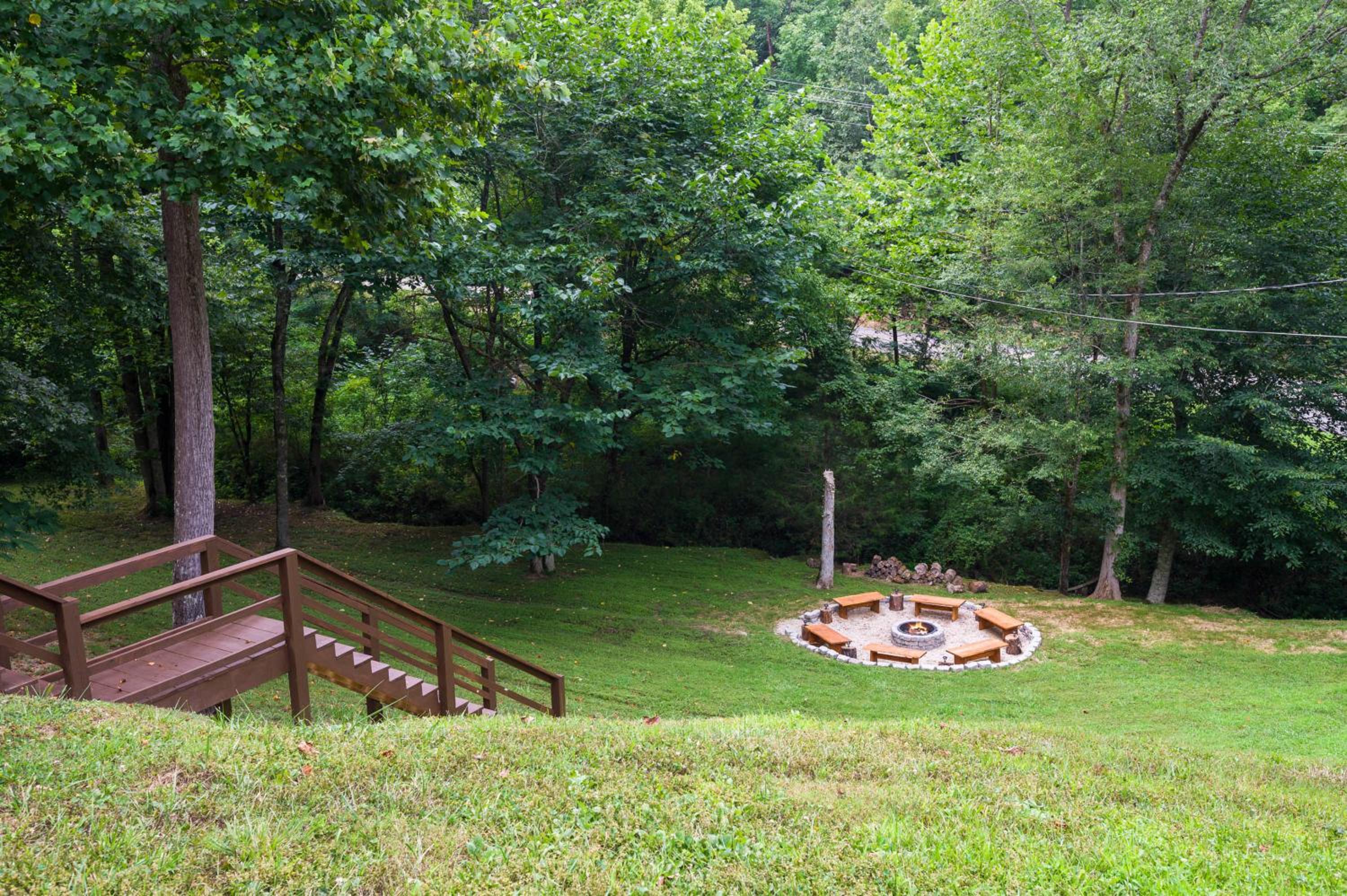 Relaxation Retreat - Pickleball Cabin - Wi-Fi, Fire Pit with Bar, EV, Game Room, Hot Tub, Pool Access - Mins to PF view 4