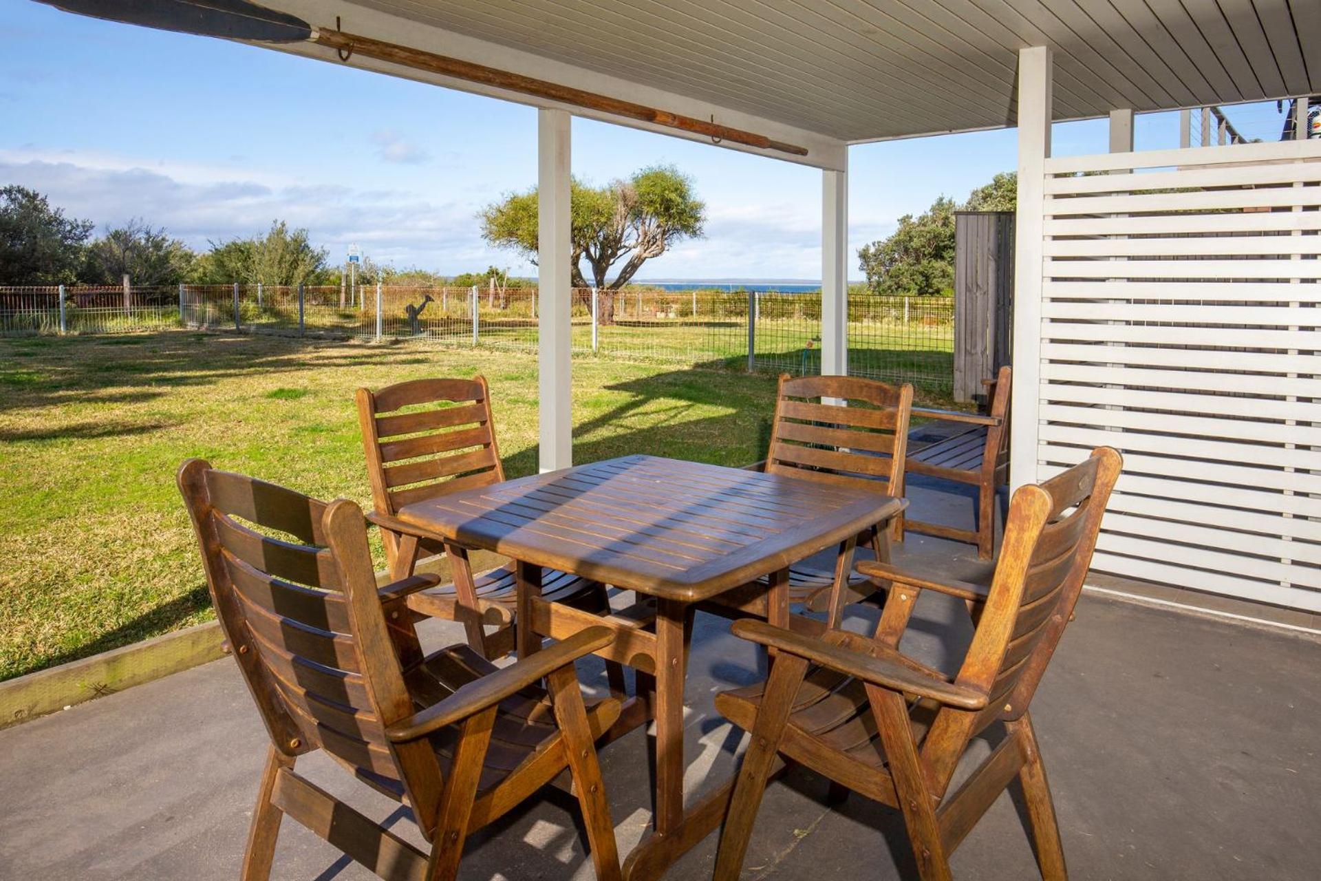 Watermans Pet Friendly 1 Min Walk to Beach