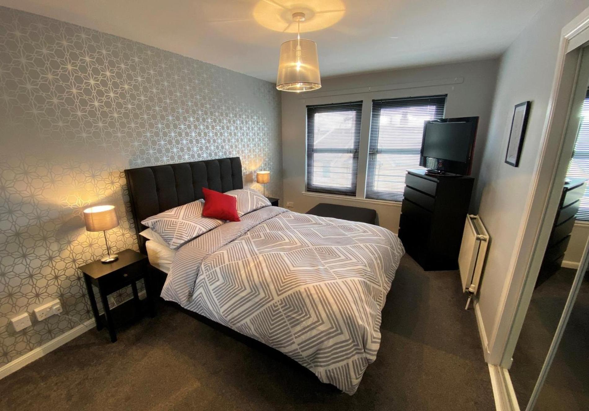 NEW Super 2 Bedroom Flat in Falkirk view 4