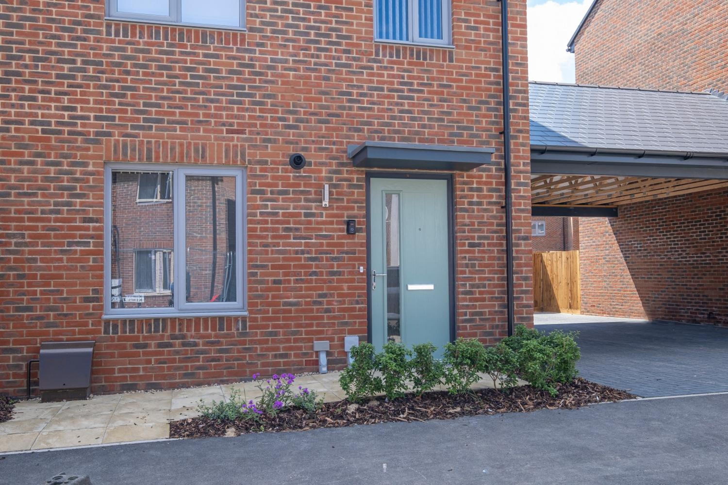 Modern 5 Bedroom 3 Bathroom Serviced House Aylesbury with parking By 360Stays