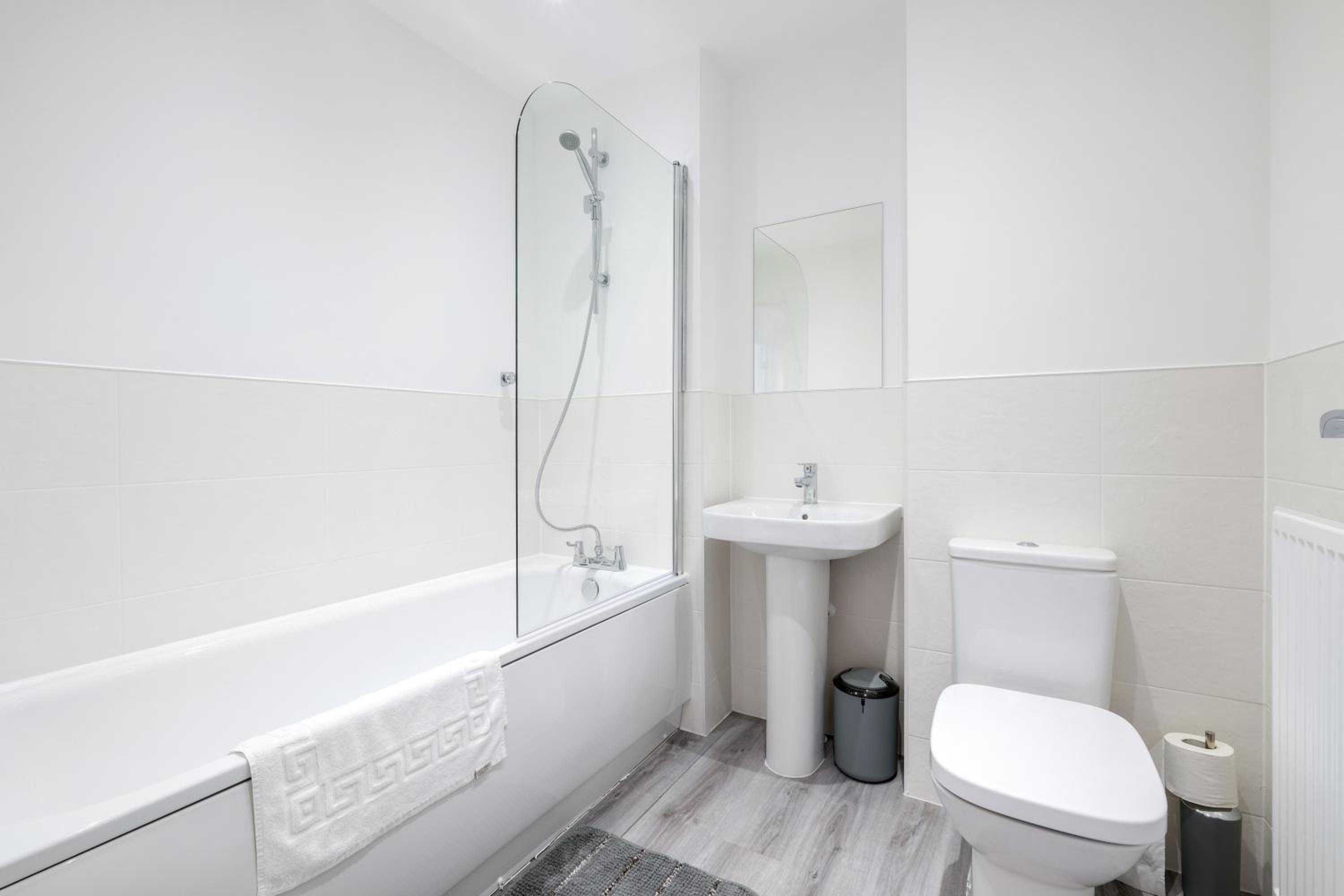 Modern 5 Bedroom 3 Bathroom Serviced House Aylesbury with parking By 360Stays, photo 42