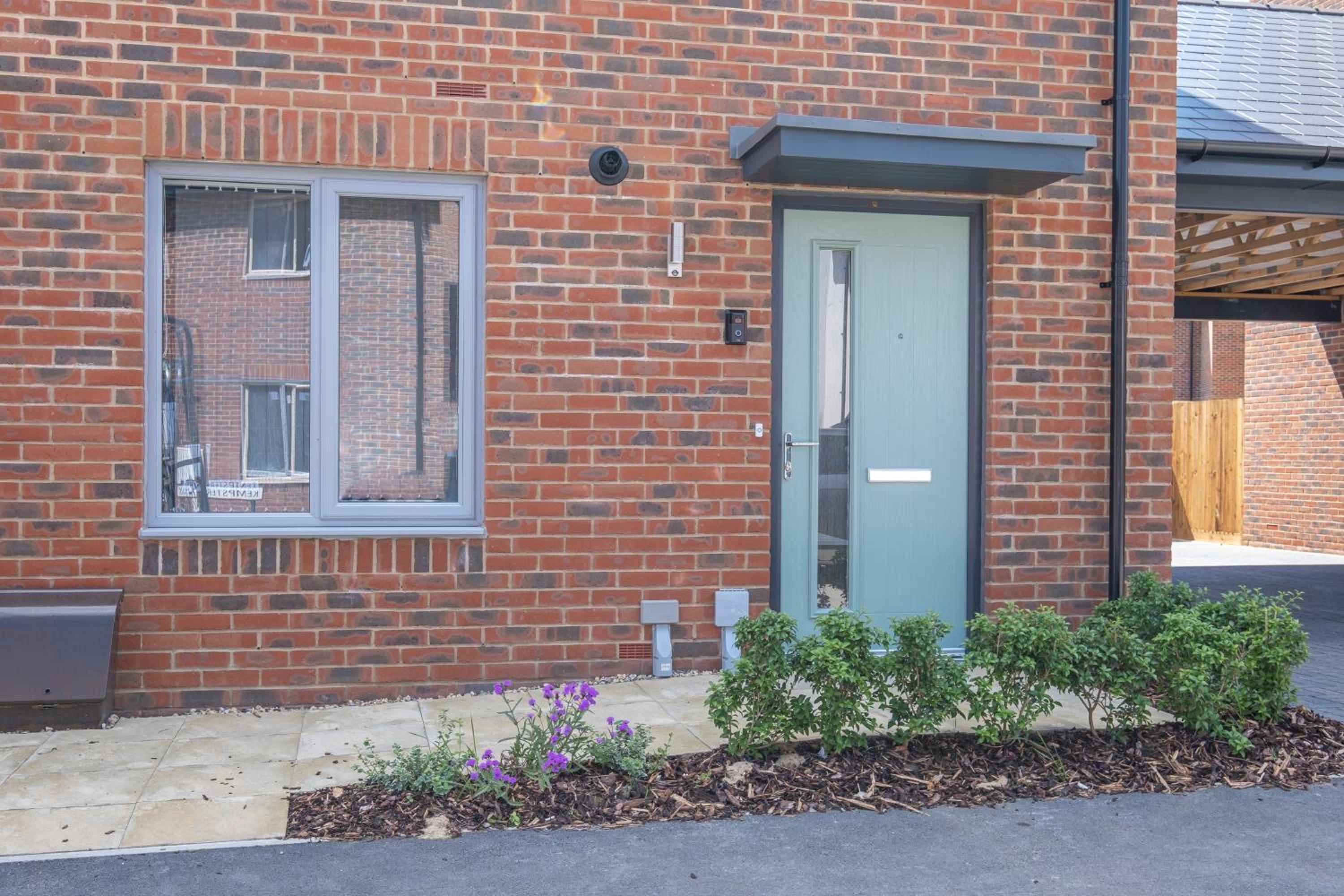 Modern 5 Bedroom 3 Bathroom Serviced House Aylesbury with parking By 360Stays