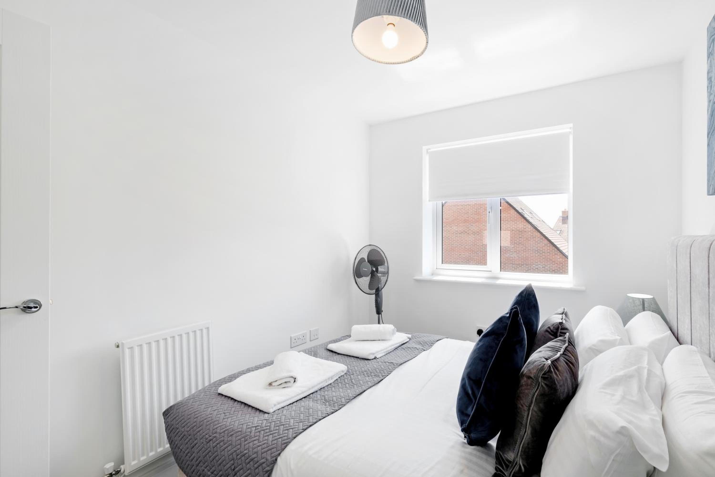 Modern 5 Bedroom 3 Bathroom Serviced House Aylesbury with parking By 360Stays, photo 20