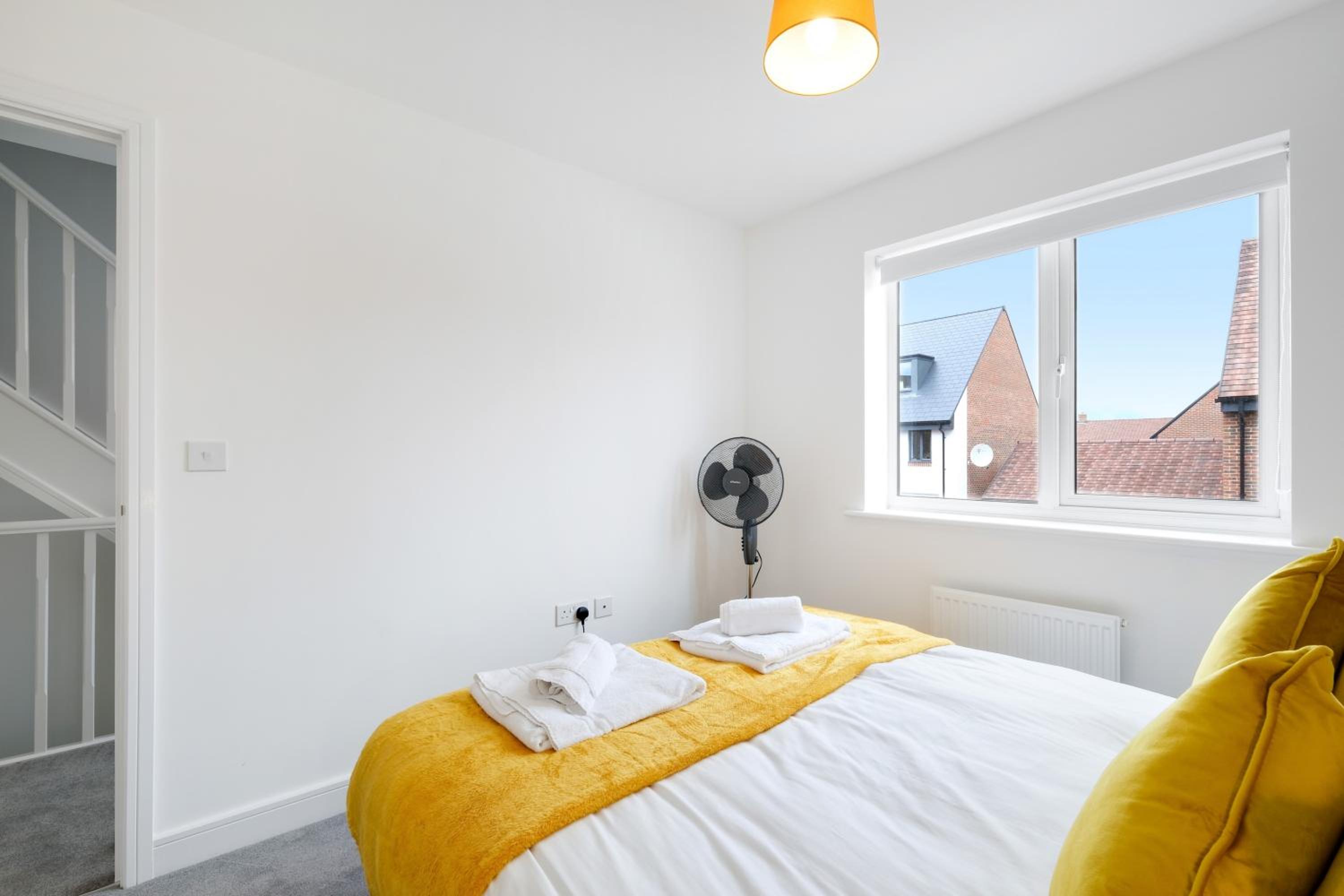 Modern 5 Bedroom 3 Bathroom Serviced House Aylesbury with parking By 360Stays