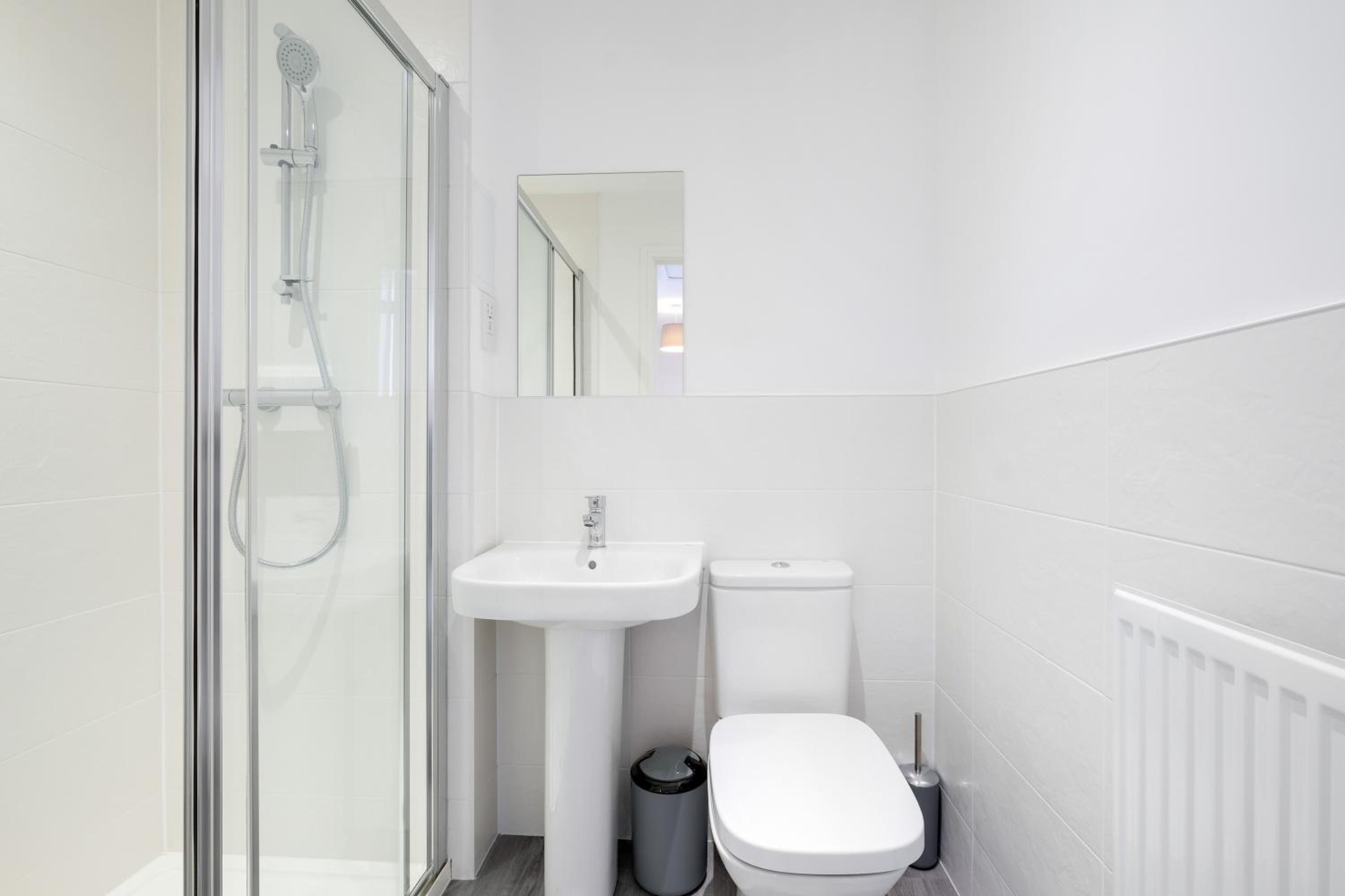 Modern 5 Bedroom 3 Bathroom Serviced House Aylesbury with parking By 360Stays, photo 38