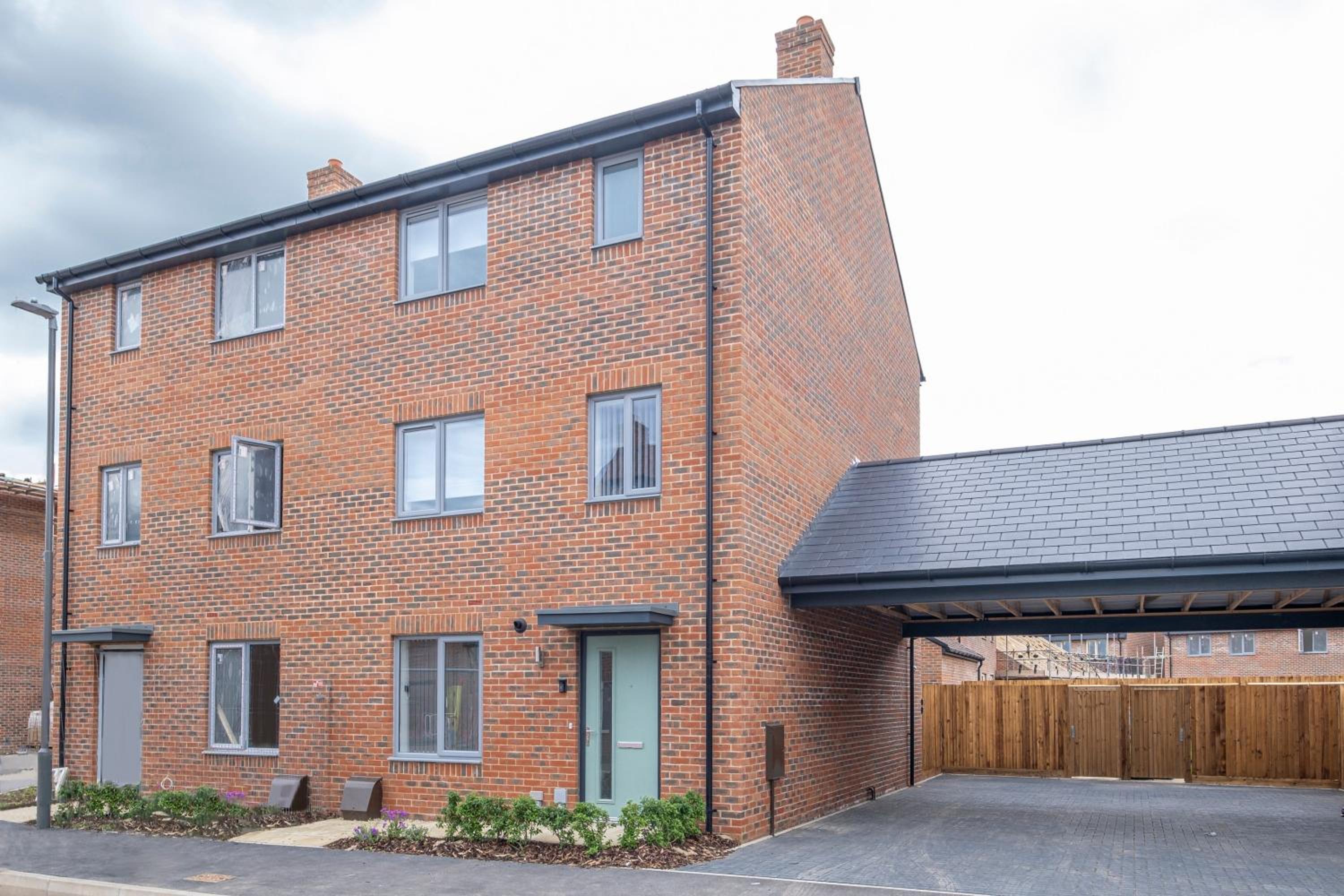 Modern 5 Bedroom 3 Bathroom Serviced House Aylesbury with parking By 360Stays