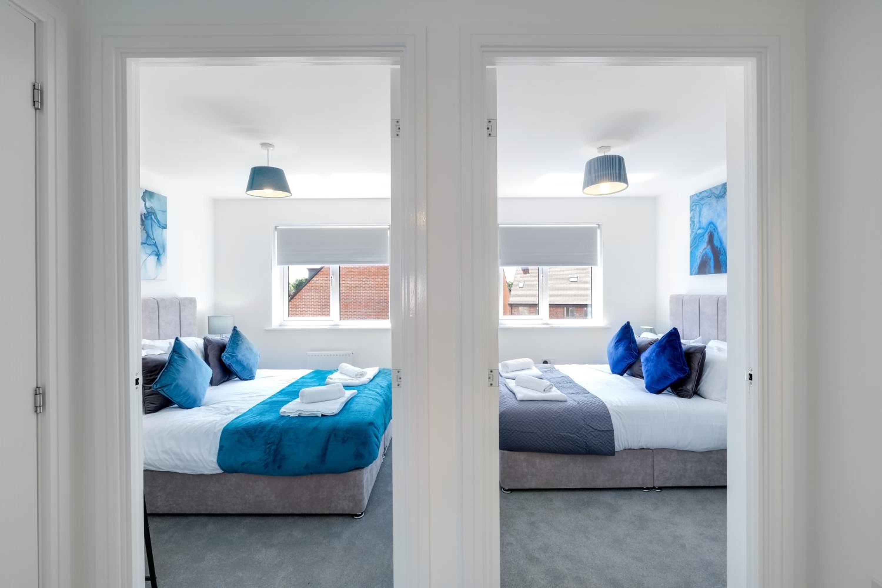 Modern 5 Bedroom 3 Bathroom Serviced House Aylesbury with parking By 360Stays