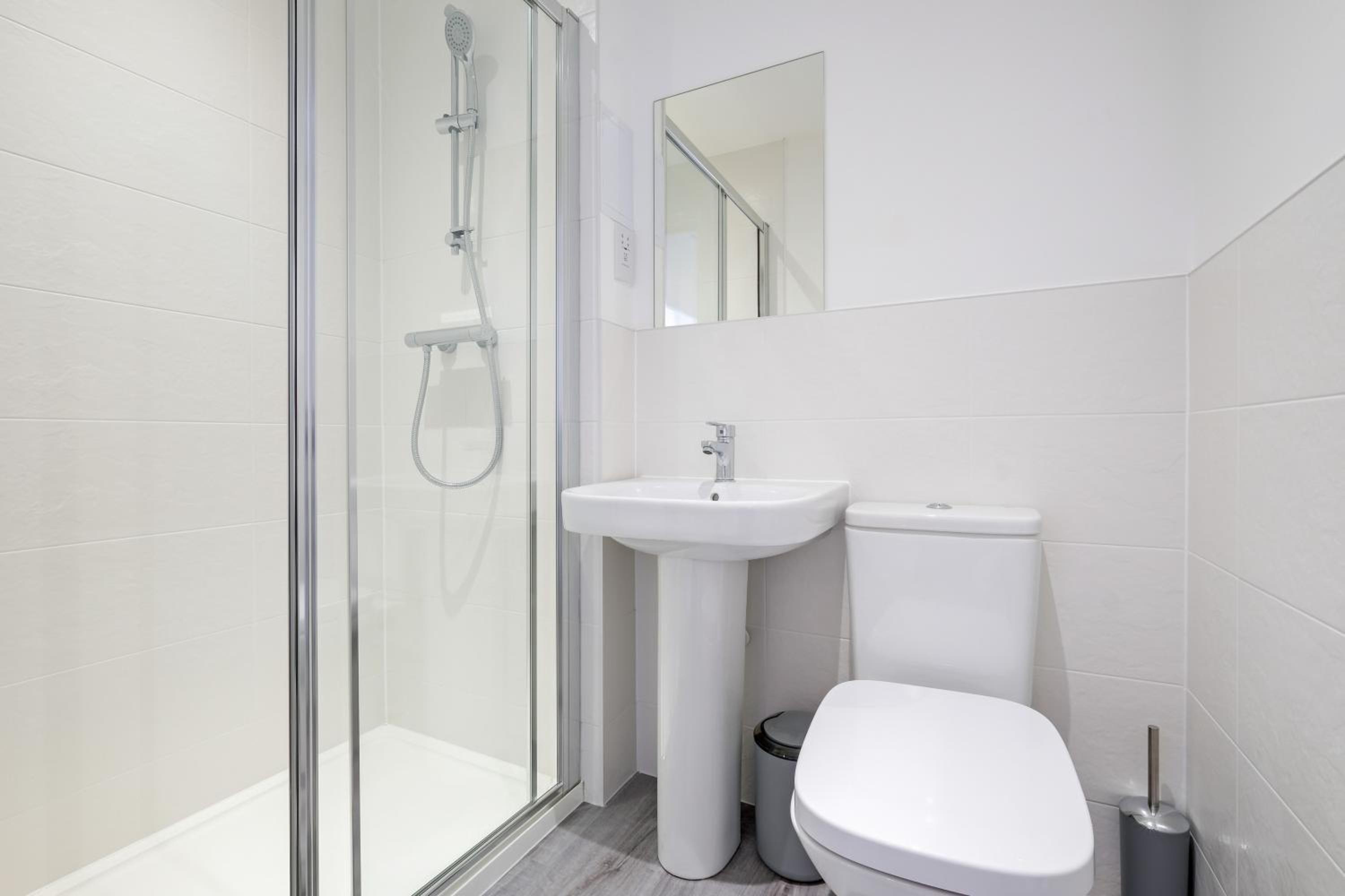 Modern 5 Bedroom 3 Bathroom Serviced House Aylesbury with parking By 360Stays