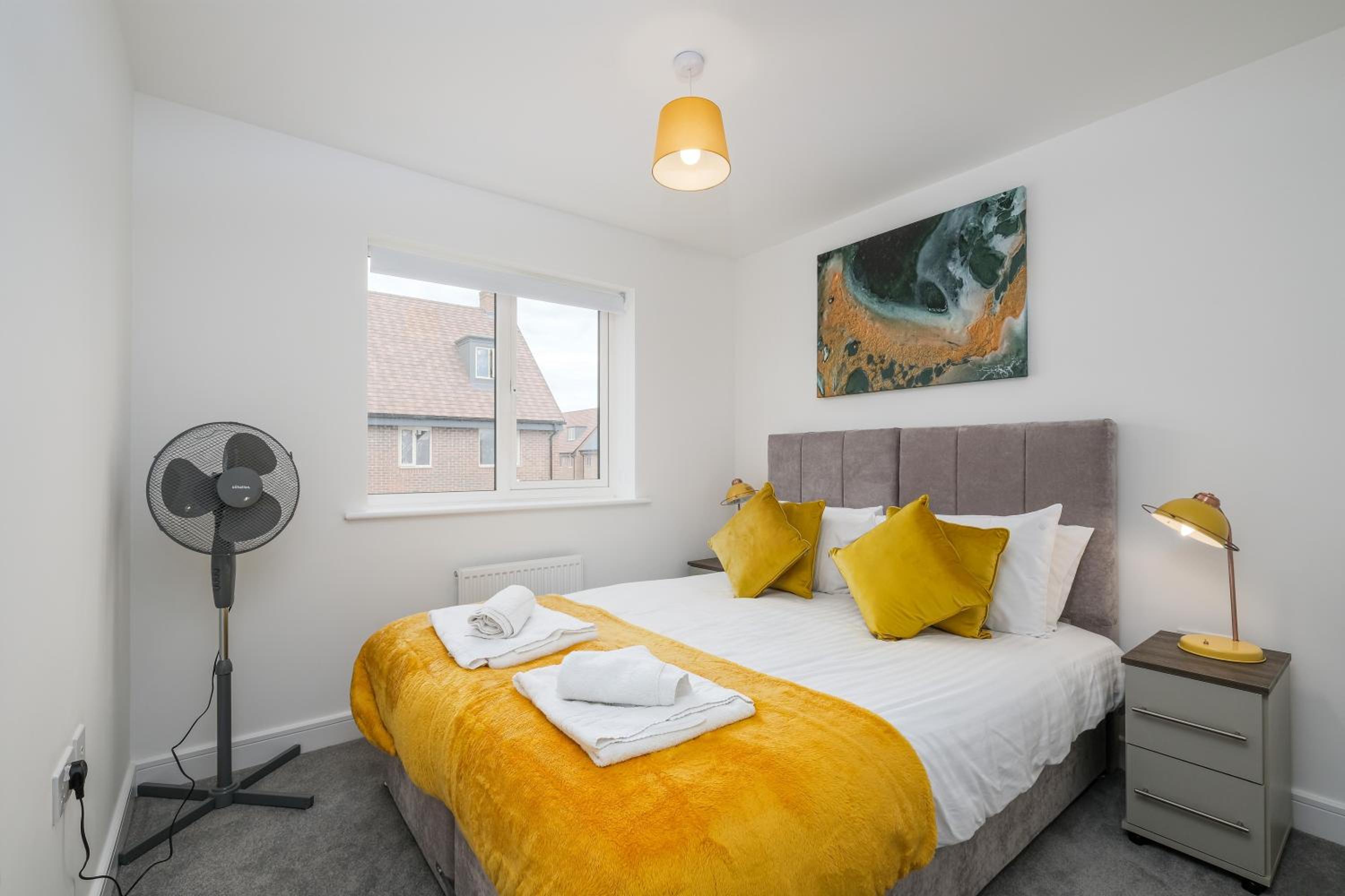 Modern 5 Bedroom 3 Bathroom Serviced House Aylesbury with parking By 360Stays, photo 18