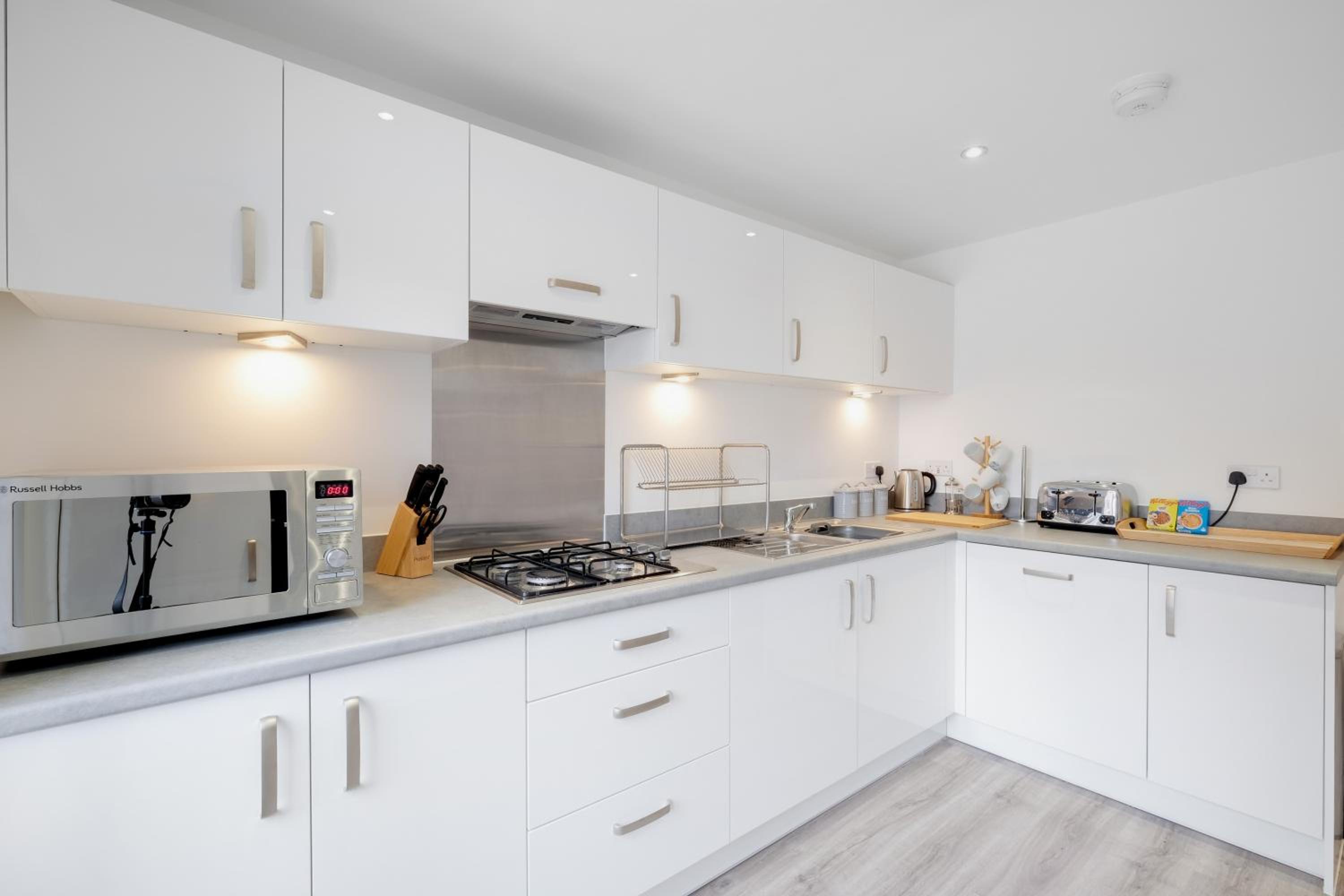 Modern 5 Bedroom 3 Bathroom Serviced House Aylesbury with parking By 360Stays