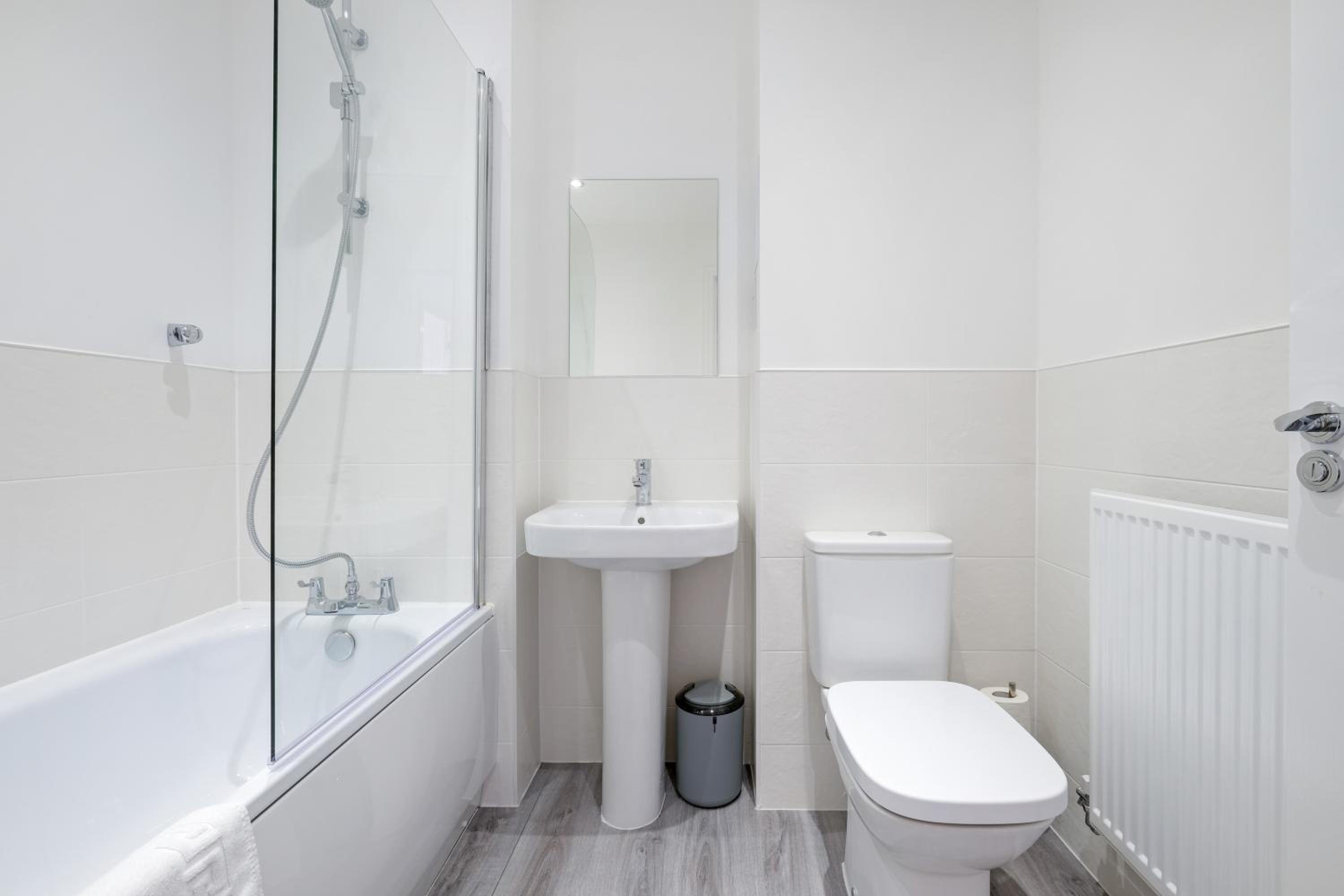 Modern 5 Bedroom 3 Bathroom Serviced House Aylesbury with parking By 360Stays, photo 32
