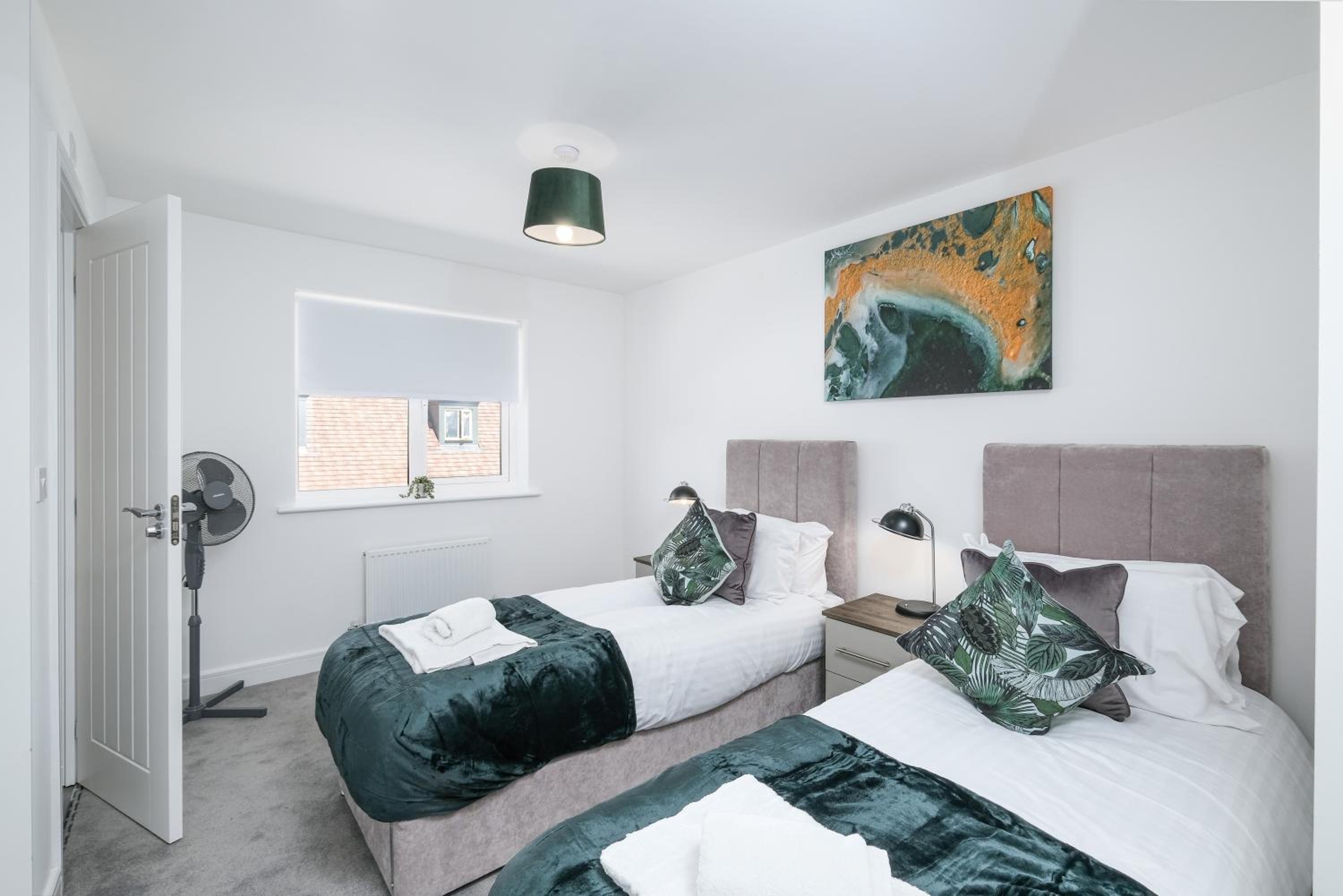 Modern 5 Bedroom 3 Bathroom Serviced House Aylesbury with parking By 360Stays, photo 17