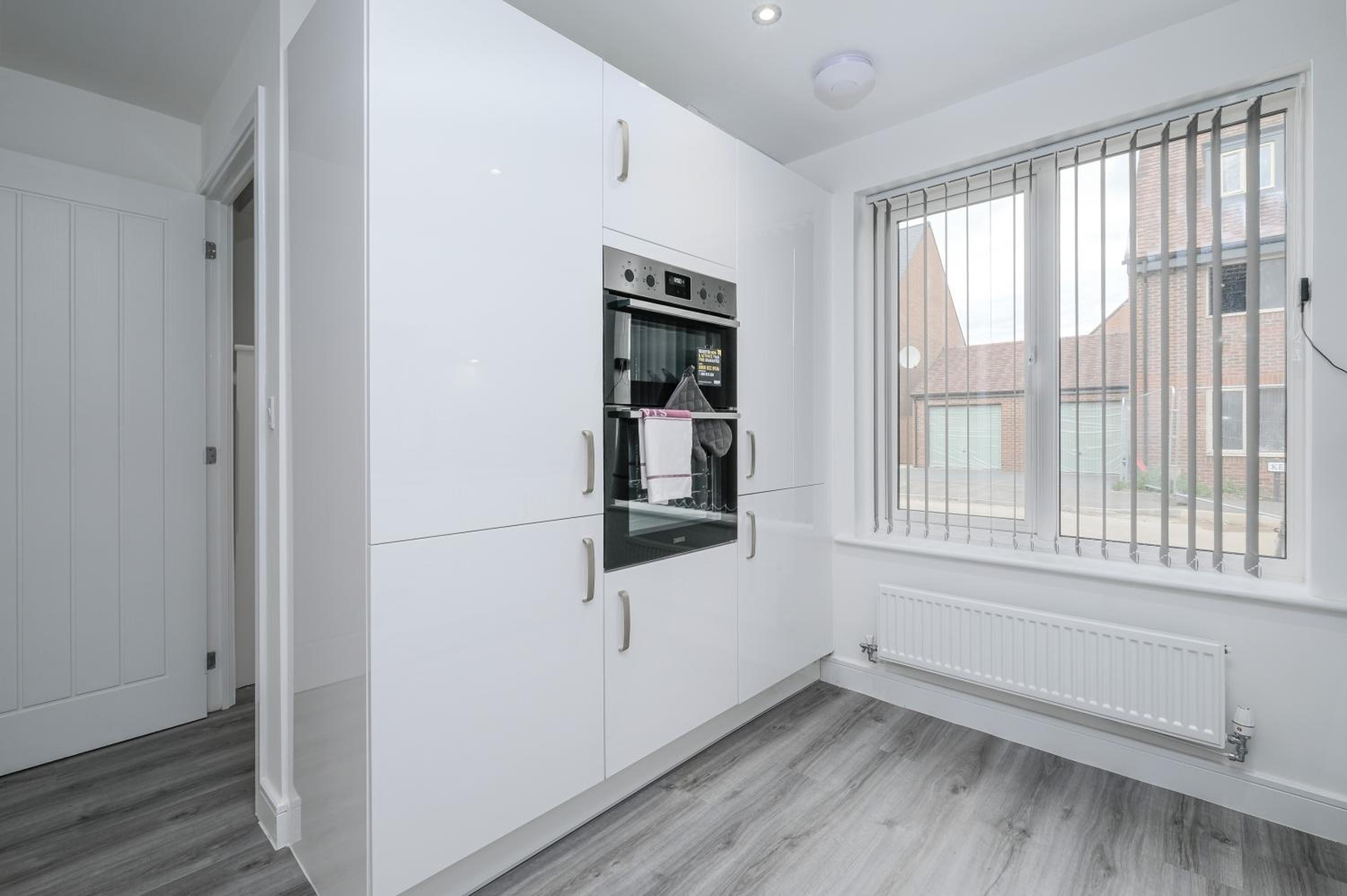 Modern 5 Bedroom 3 Bathroom Serviced House Aylesbury with parking By 360Stays, photo 49