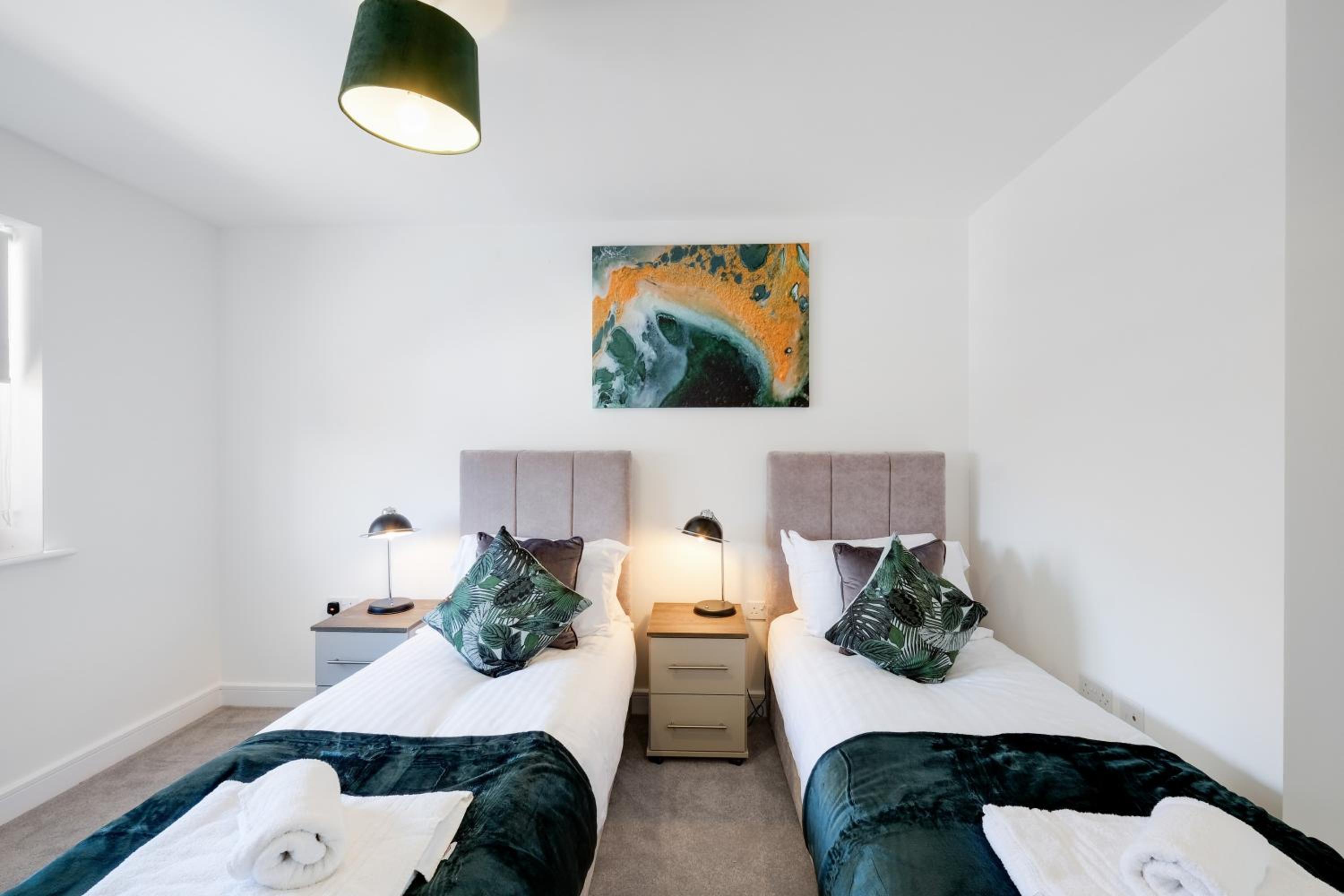 Modern 5 Bedroom 3 Bathroom Serviced House Aylesbury with parking By 360Stays, photo 51