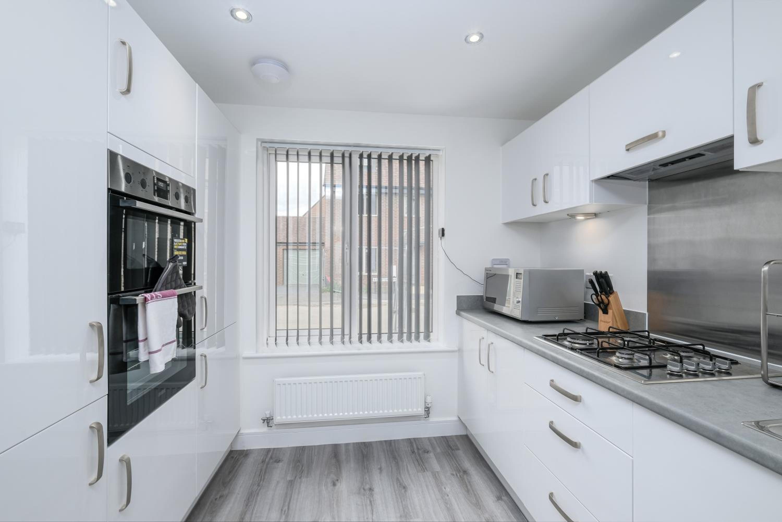 Modern 5 Bedroom 3 Bathroom Serviced House Aylesbury with parking By 360Stays
