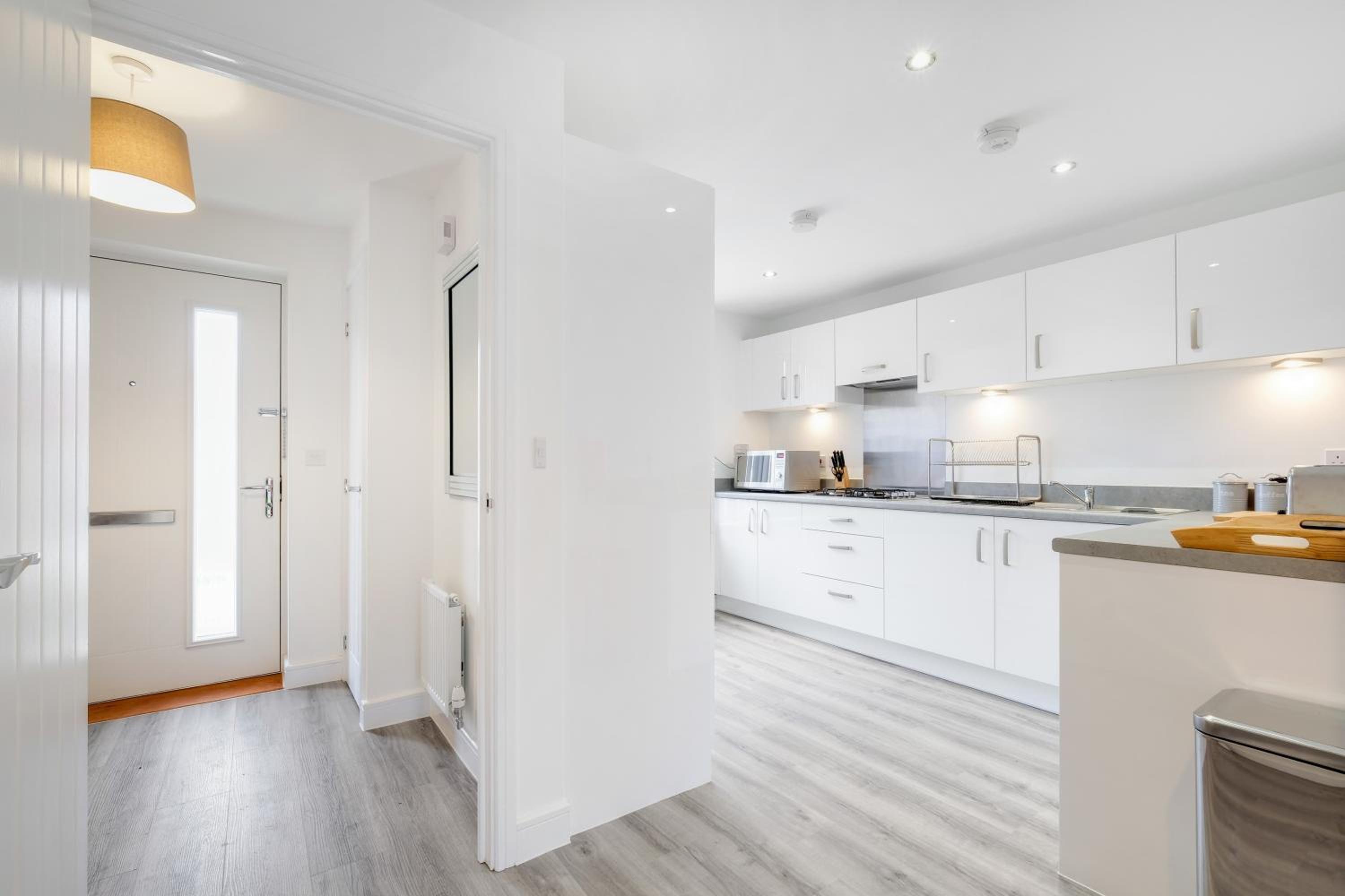 Modern 5 Bedroom 3 Bathroom Serviced House Aylesbury with parking By 360Stays