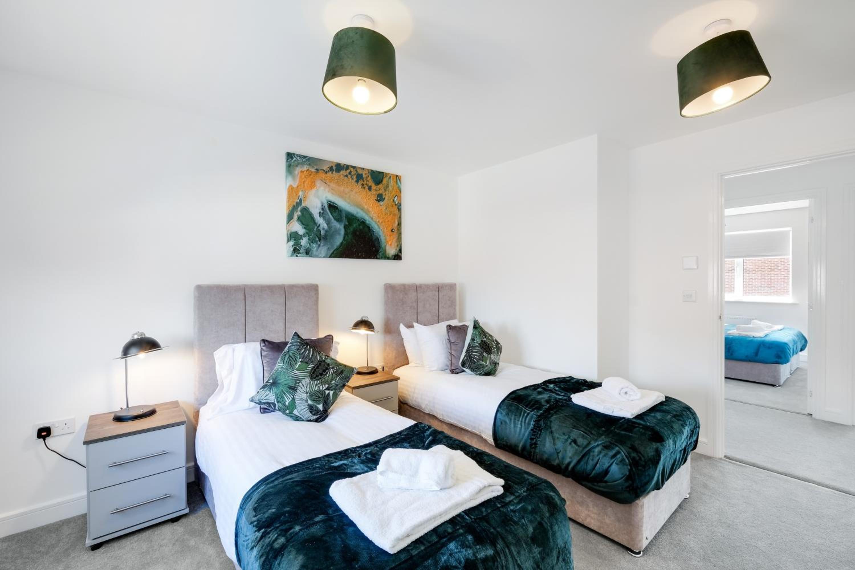 Modern 5 Bedroom 3 Bathroom Serviced House Aylesbury with parking By 360Stays, photo 44