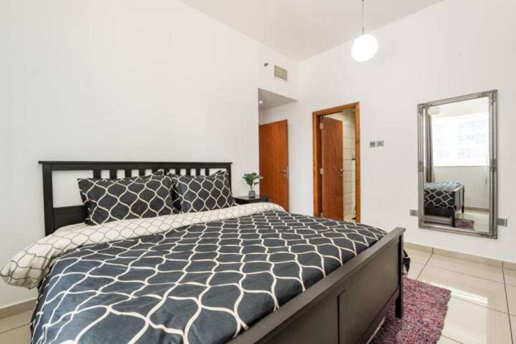 Lovely Dubai Marina Apt - Partial Sea view