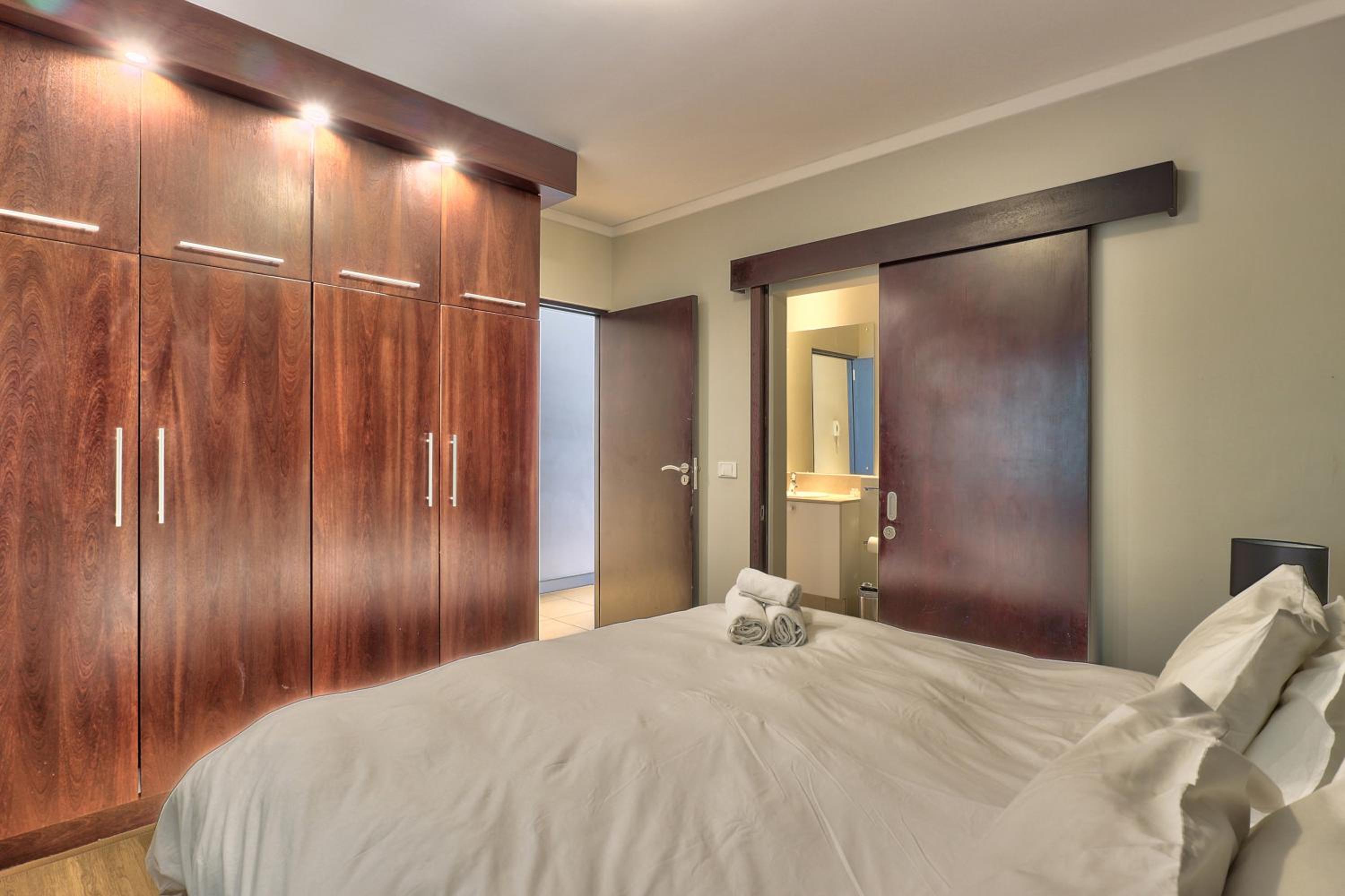 The Icon 1 Bedroom apartment in Cape Town Foreshore (1102) view 4
