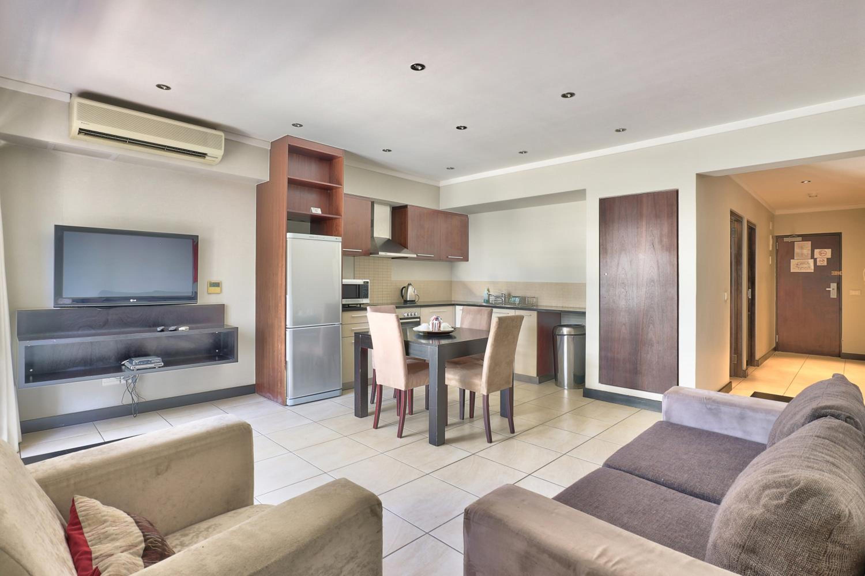 The Icon 1 Bedroom apartment in Cape Town Foreshore (1102) view 3