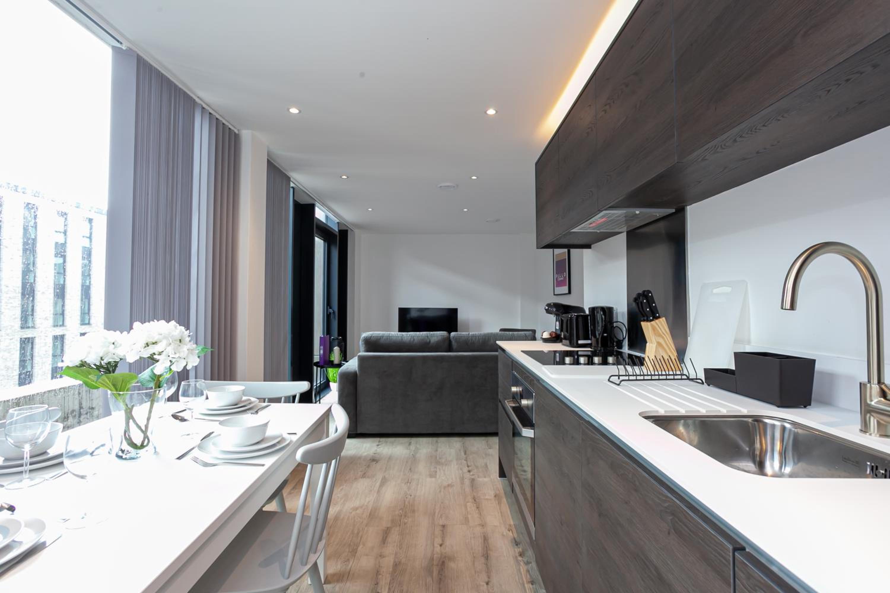 Pillo Rooms Serviced Apartments - Manchester view 2