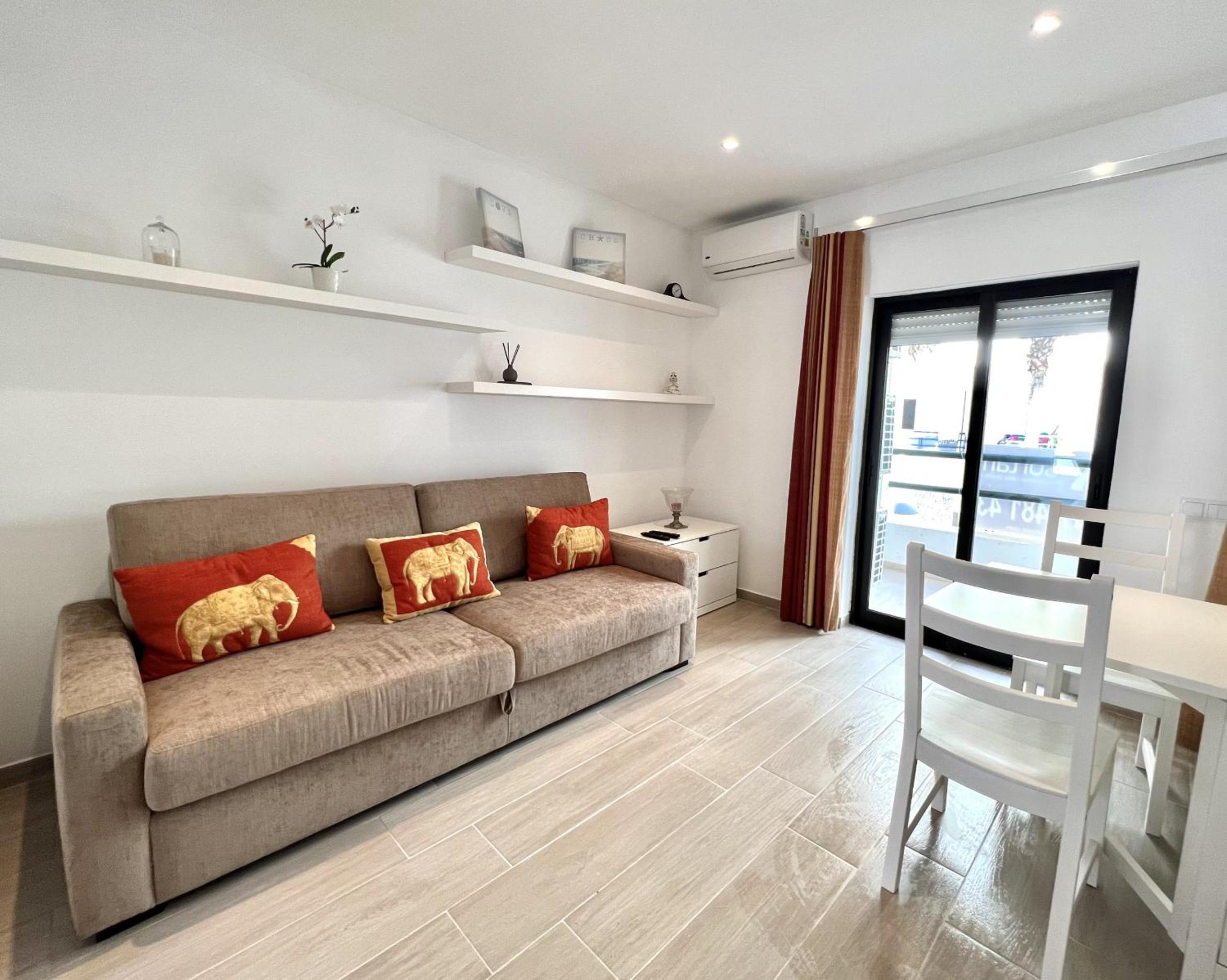 Beachside Apartment - With Pool by HD PROPERTIES view 2