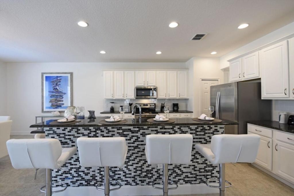 6 bedroom Private Pool Hom Watersong Resort home