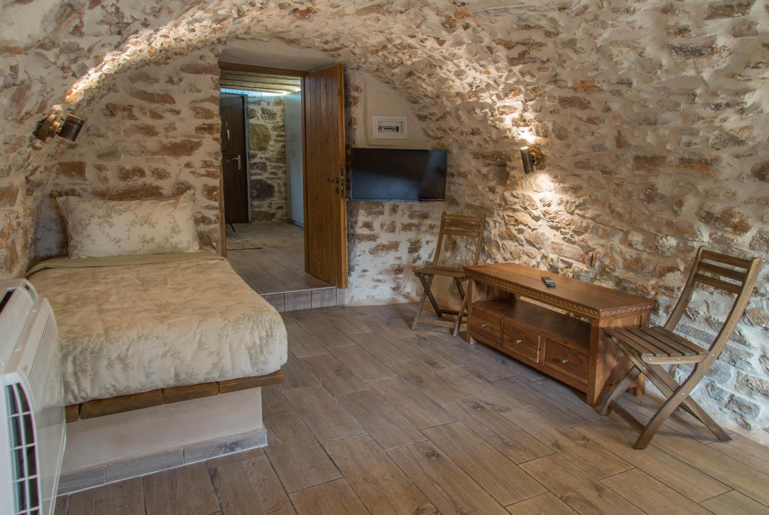 Karyoupolis Lounge Cave House