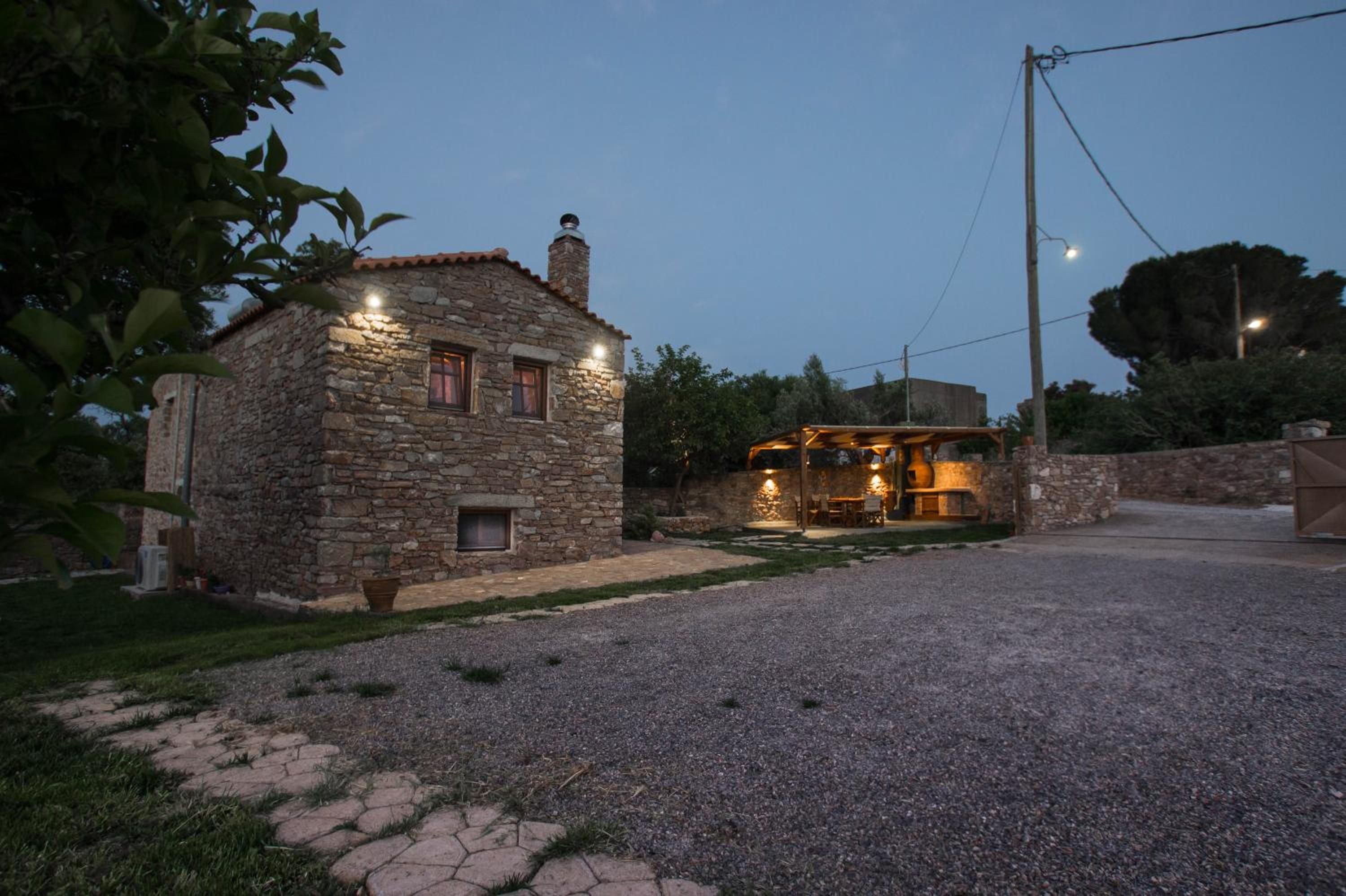 Karyoupolis Lounge Cave House
